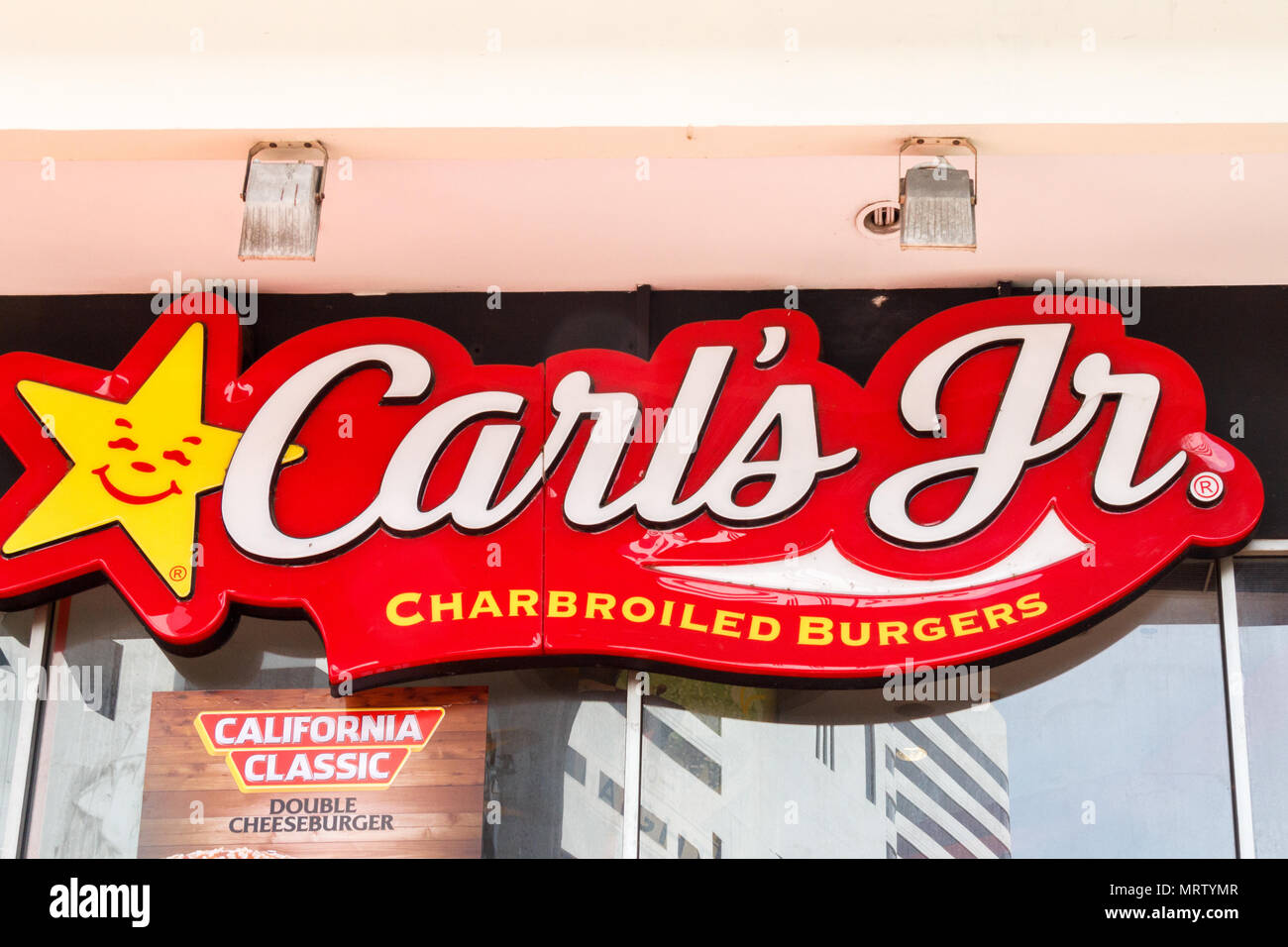 Bangkok, Thailand - 25. März 2017: Zeichen für Carls jr charbroiled Burger. Burger Gelenke haben sehr popuar in Thailand geworden. Stockfoto