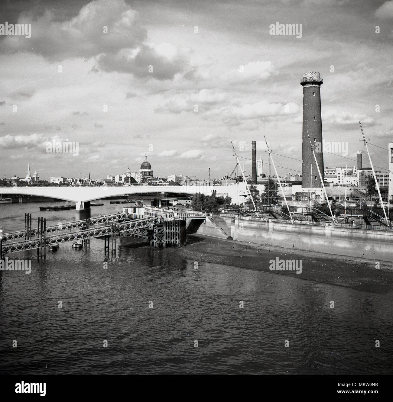 1960, historische, Aussicht auf die Themse an der Southbank, London. Im Bild in der Ferne ist der Waterloo Bridge und auf der rechten die aus Backstein shot Tower an der Lambeth führen Werke, die zwar eine herausragende Sehenswürdigkeit in London, später in den zehn Jahren abgerissen wurde, der Queen Elizabeth Hall, die 1967 eröffnet. Stockfoto