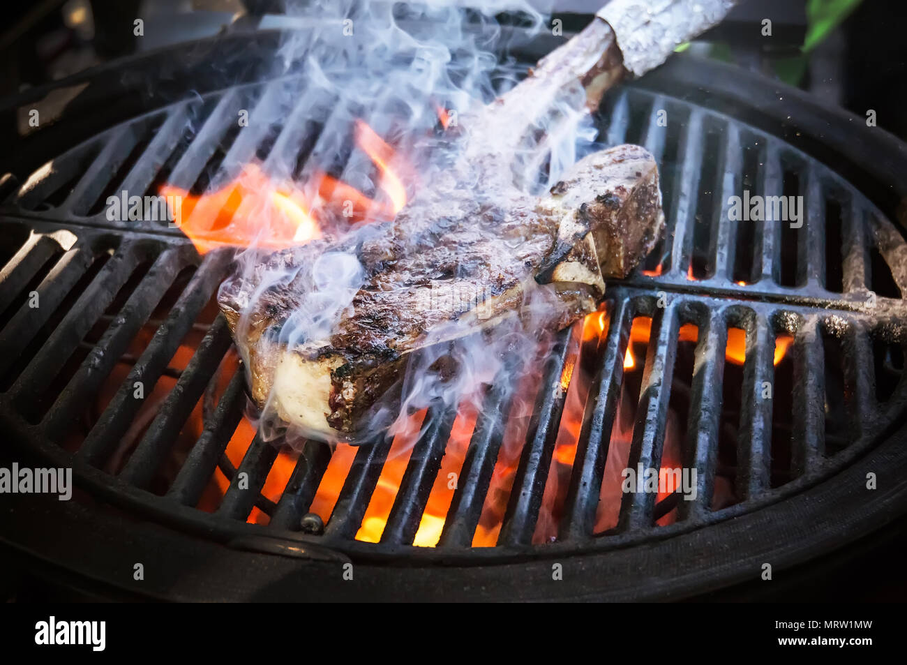 Lecker geräucherten Schweinerippchen auf den heißen Flammen Grill Holzkohlegrill Stockfoto