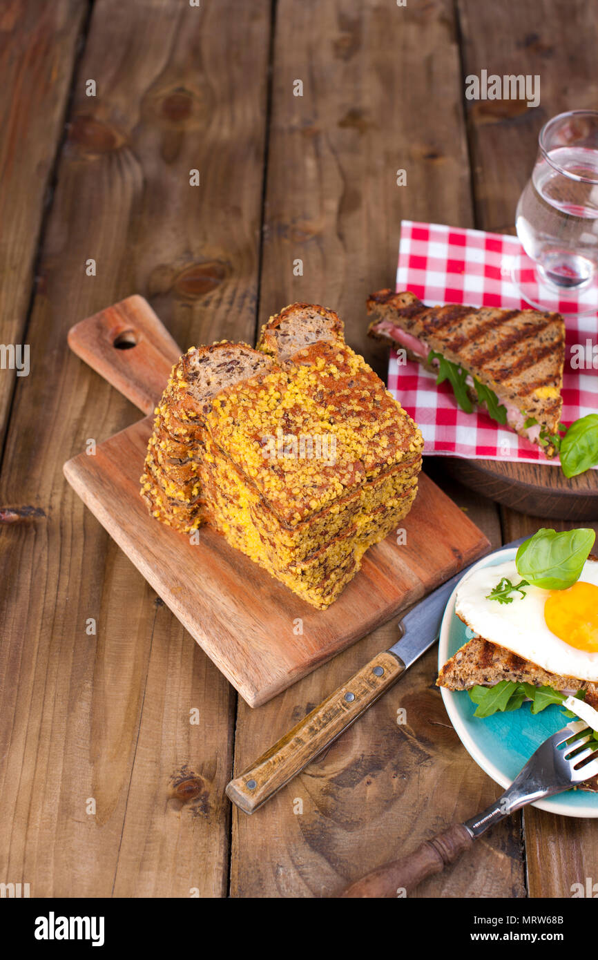 Brot mit Müsli, Brötchen und Ei, auf einem Baum Hintergrund. Platz kopieren Stockfoto
