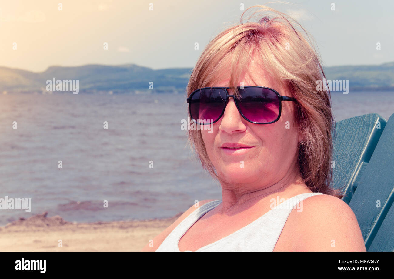 Portrait im Ruhestand Frau im Urlaub am Strand Maskinonge See St-Gabriel-de-Brandon Quebec Kanada Stockfoto