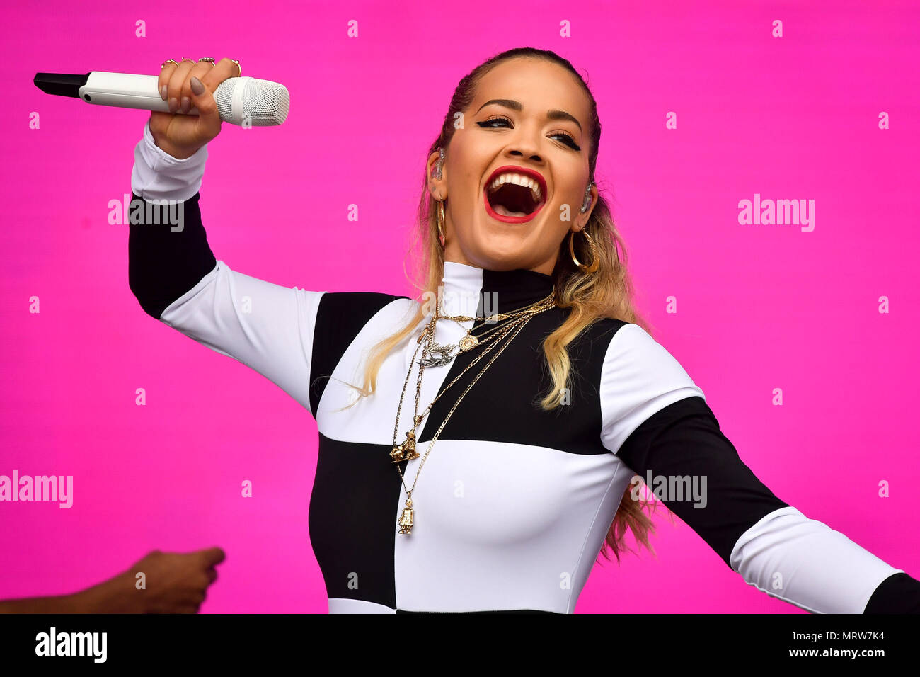 Rita Ora führt während des zweiten Tages von BBC Radio 1 Größte Wochenende an Singleton Park, Swansea. Stockfoto