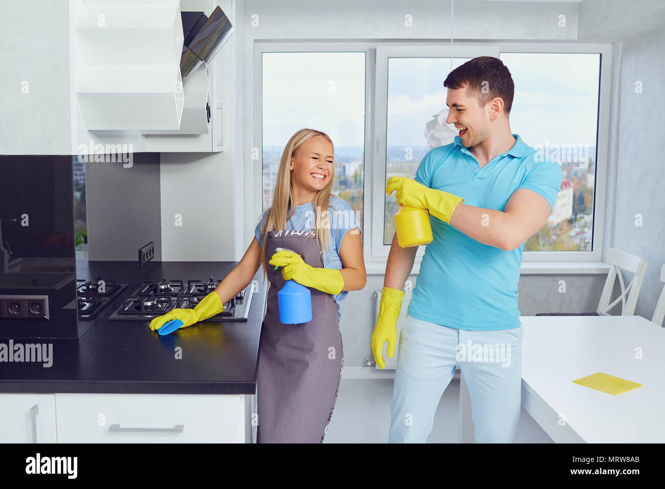 Ein junges Paar ist die Reinigung einer Wohnung. Stockfoto