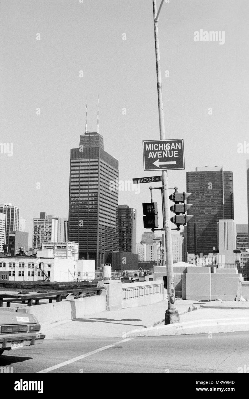 Blick auf die Stadt Chicago, an der Ecke East Wacker Drive und die Michigan Avenue, 1980. Stockfoto