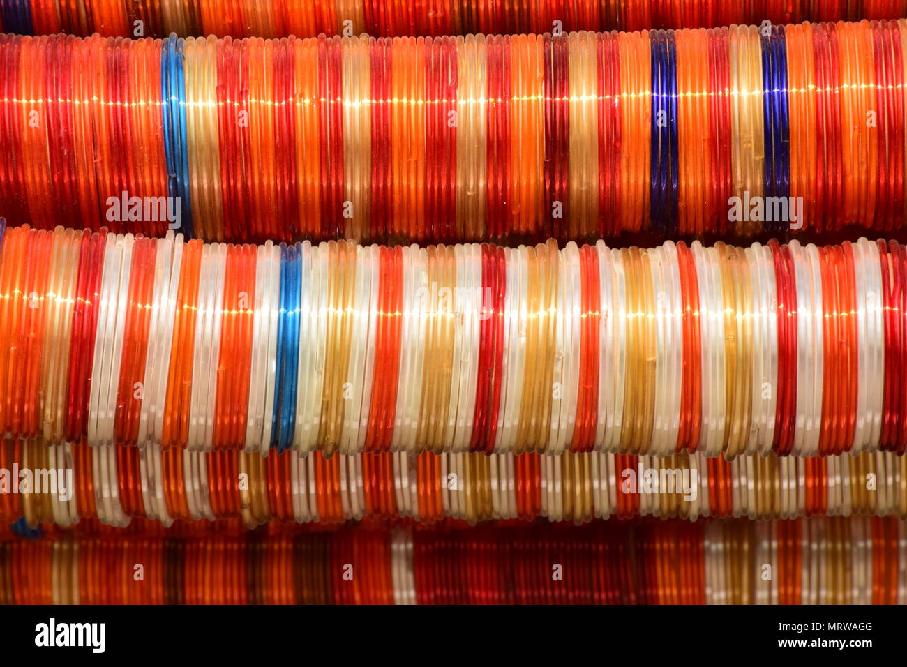 Traditionelle indische bunte Armreifen Stockfoto