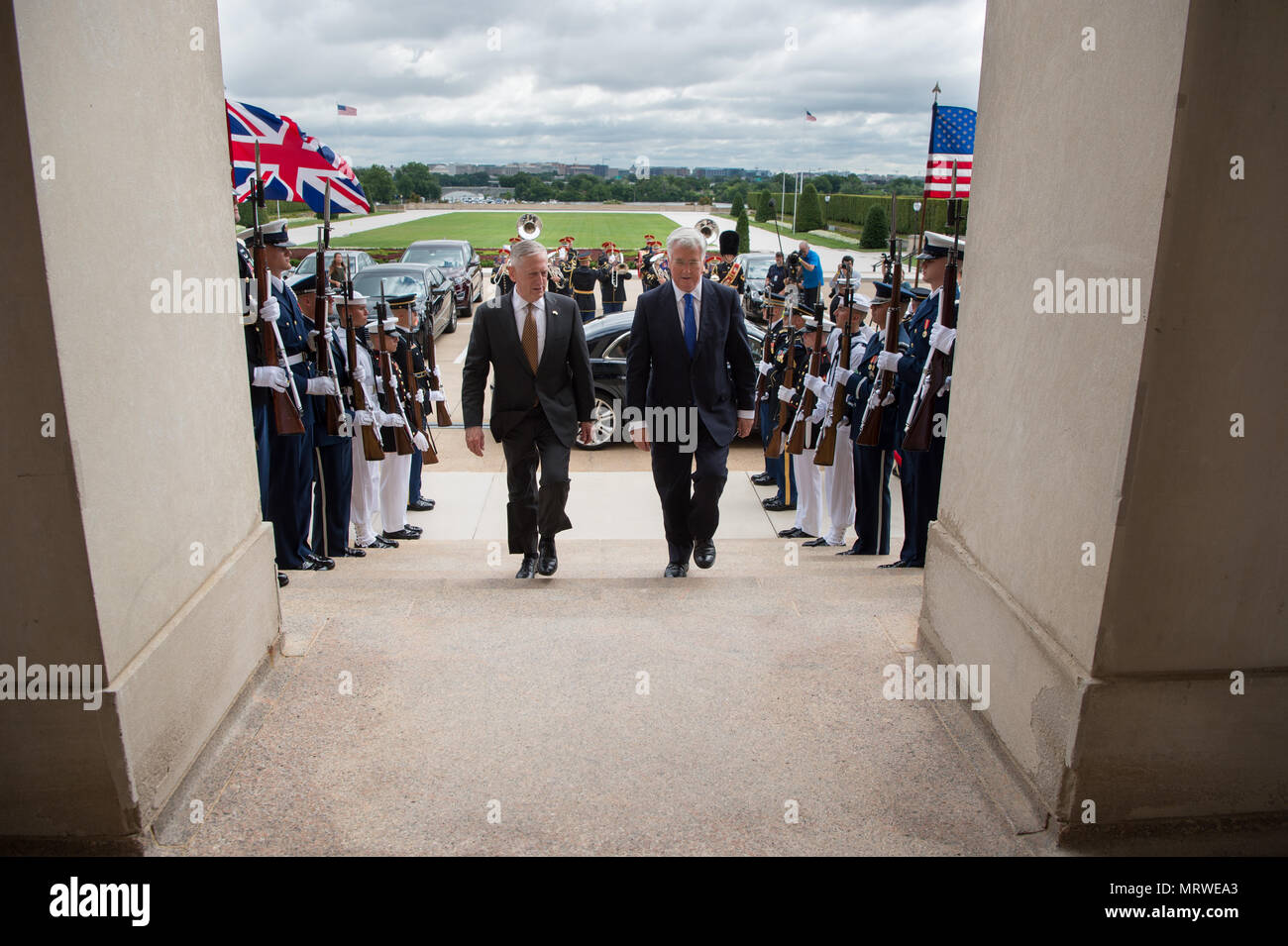 Verteidigungsminister Jim Mattis Spaziergänge mit dem Britischen Staatssekretär für Verteidigung Sir Michael Fallon vor einer Sitzung im Pentagon in Washington, D.C., 7. Juli 2017. (DOD Foto von U.S. Army Sgt. Amber I. Smith) Stockfoto