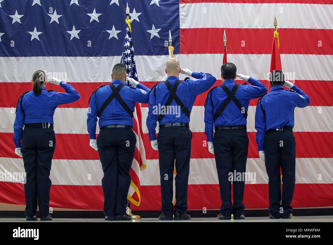 Mitglieder der Transportation Security Administration Ehrengarde von der Nashville Airport post die Farben während der US-Armee Korps der Ingenieure Nashville Bezirk Ändern des Befehls Zeremonie am 7. Juli 2017 an der Tennessee National Guard Armory in Nashville, Tennessee, Oberstleutnant Cullen A. Jones wurde die 65. Kommandant des Bezirks. (USACE Foto von Michael Mai) Stockfoto