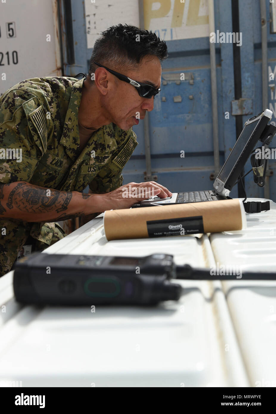 U.S. Navy Senior Chief Petty Officer Ruel Lacno, die Combined Joint Task Force-Horn von Afrika zugeordnet, prüft ein Computer vor wöchentlich ein Wetterballon gestartet am Lager Lemonnier, Dschibuti, am 30. Juni 2017. Die gesammelten Daten aus dem Wetterballon mit Luftdruck, Temperatur, Feuchtigkeit, Windgeschwindigkeit, die in der Wettervorhersage Aids. Die Informationen aus Wetter ballonaktionen können verwendet werden, um die Staats- und Regierungschefs wichtiger Entscheidungen über die taktischen Operationen machen. (U.S. Air Force Foto: Staff Sgt. Eboni Prince) Stockfoto