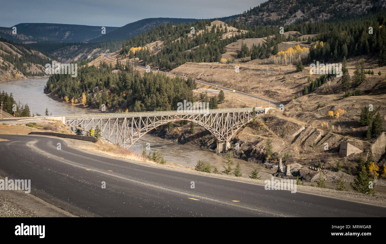 Sheep Creek Bridge, in der Nähe von Williams Lake, BC, Kanada. Von einem Aussichtspunkt am Highway 20, auch als Chilcotin-Bella Coola Highway bekannt. Stockfoto