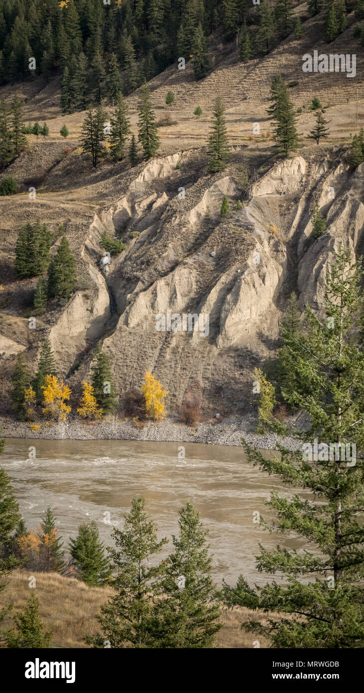 Wasser beginnt, Hoodoos bei Schafen Creek Bridge, in der Nähe von Williams Lake, BC, Kanada zu errichten. Wie aus einem beliebten Aussichtspunkt entlang der Autobahn 20 aus gesehen. Stockfoto