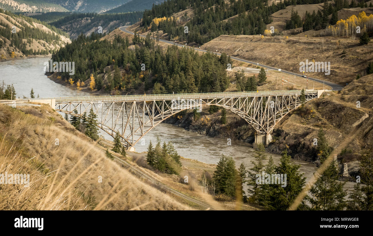 Sheep Creek Bridge, in der Nähe von Williams Lake, BC, Kanada. Von einem Aussichtspunkt am Highway 20, auch als Chilcotin-Bella Coola Highway bekannt. Stockfoto