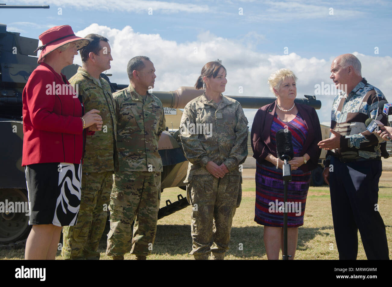 Ratgeber Margaret Strelow, der Bürgermeister von Rockhampton, Generalmajor Paul McLachlan, Kommandant der 1. Division der Australischen Armee, Oberst Sam Membrere, US Pacific Command Vertreter für Talisman Sabre, Maj. Amy Davis, Offizier befiehlt, New Zealand National Support Element, Frau Michelle Landry MP, Bund Mitglied für Capricornia, Botschaftsrat Bill Ludwig, Bürgermeister der Livingston Shire, Besprechen von Talisman Sabre 2017 Am 8. Juli 2017 während des Tages der offenen Tür Zeremonie. Tag der offenen Tür ist ein Tag, an dem das Militär die Öffentlichkeit einlädt, ihre Ausrüstung zu sehen, Fragen stellen, Bilder und Lernen Stockfoto