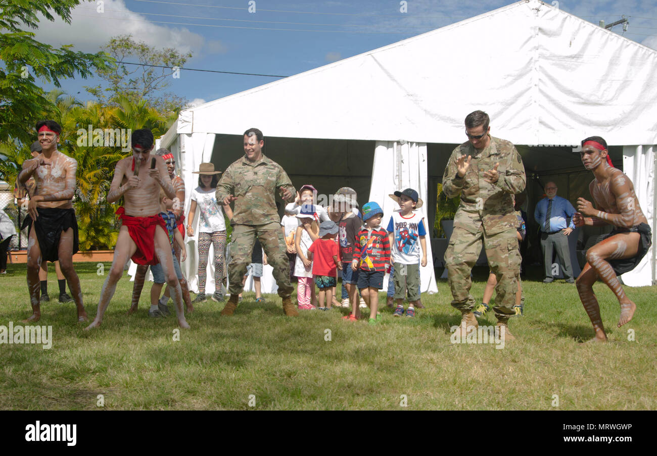 Maj., John Mayer und Cpt. Mike Tally aus der Zentrale, 25 Infanterie Division, Schofield Kasernen, Hawaii, erfahren Sie, wie Sie aus dem Gurridalla Tänzerinnen und Tänzer des Darumbul Menschen zu tanzen, da sie einen traditionellen Tanz der Ausländer der Übung Talisman Sabre zu ihrem Land willkommen zu heißen Juli 8, 2017 in Rock Hampton, Queensland, Australien durchgeführt. Gurridalla bedeutet Eagle Hawk in Darumbul. Der Tanz wurde am Tag der Offenen Tür, ein Tag, an dem das Militär die Öffentlichkeit einlädt, ihre Ausrüstung zu sehen durchgeführt, Fragen stellen, Bilder und der verschiedenen militärischen Fahrzeugen erfahren. Übung Talisman Sabre umfasst mehr als Stockfoto