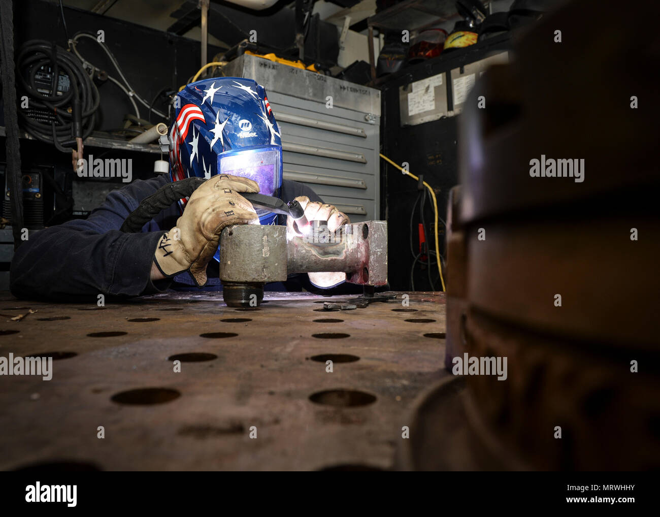 Pazifik (21. Juni 2017) Rumpf Techniker 1. Klasse John Harlan, ein Eingeborener von Scranton, PA, Schweißnähte Rohrleitungen an Bord der Flugzeugträger USS Nimitz (CVN 68), 21. Juni 2017, in den Pazifischen Ozean. Der Nimitz ist derzeit auf einer laufenden Periode in der Siebten Flotte Bereich der Operationen. Die US-Marine hat die Indo-Asia - Pazifik routinemäßig für mehr als 70 Jahre patrouillierten die Förderung von Frieden und Sicherheit in der Region. (U.S. Marine Foto von Mass Communication Specialist 3. Klasse Ian Kinkead) Stockfoto