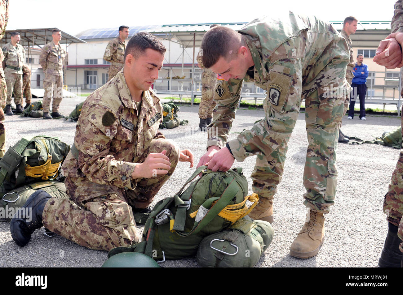 Sgt. Christopher Beseda, eine US-Armee Fallschirmjäger von Alpha Company, 1.BATAILLON, 503Rd Infanterie Regiment, 173Rd Airborne Brigade inspiziert die Ausrüstung eines italienischen Armee Folgore Brigade Fallschirmjäger während der italienischen Jumpmaster Kurs an Gamerra Folgore Airborne Brigade Schule, Pisa, Italien, 13. April 2017. ( Stockfoto