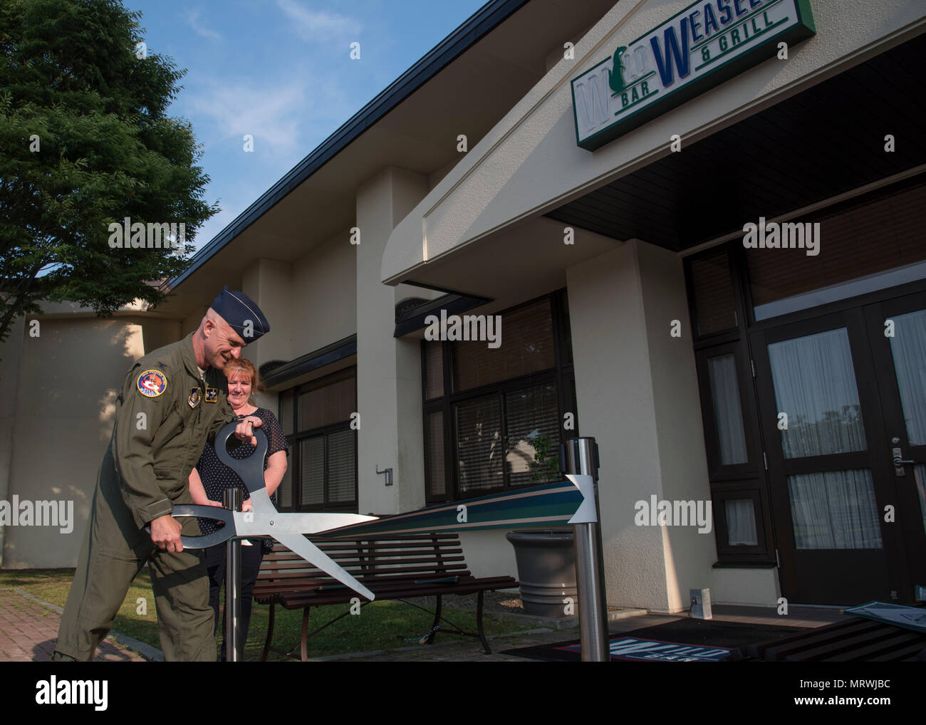 US Air Force Colonel R. Scott Jobe, 35. Fighter Wing Commander, durchschneidet eine Band während der Eröffnung der Wild Weasel-Bar und Grill, in Misawa Air Base, Japan, 7. Juli 2017. Die 35 Kraft Support Squadron etabliert das lokal um Misawa AB Bewohner Wünsche für ein amerikanisches Essen im Restaurant. (Foto: U.S. Air Force Airman 1st Class Sadie Colbert) Stockfoto