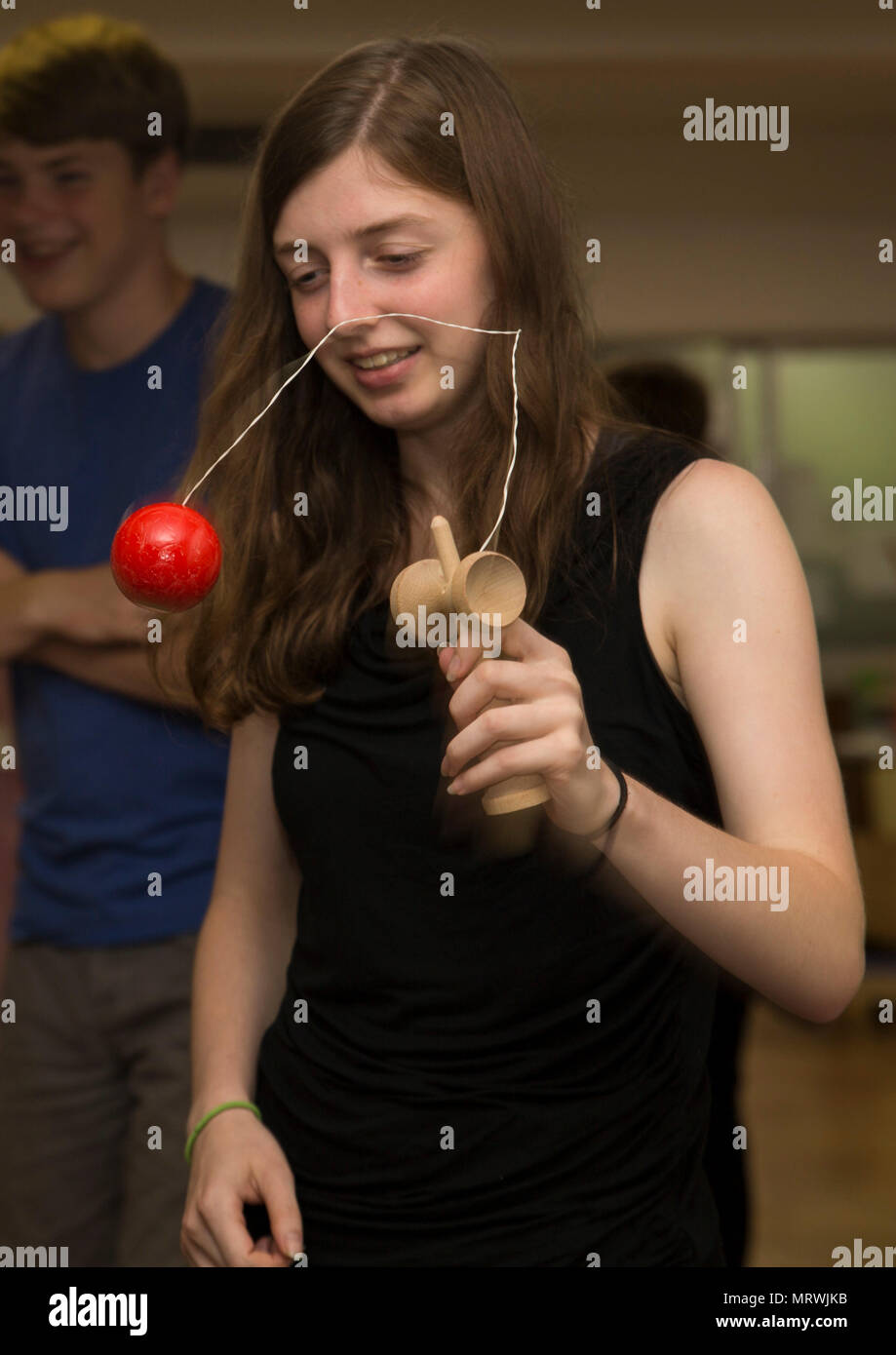 Hannah Walker, gebürtig aus Michigan und Marine Corps Air Station Iwakuni Besucher, spielt mit einem Kendama Spielzeug während eines Besuchs zu Kinjuen Pflegeheim in Iwakuni City, Japan, 7. Juli 2017. Die Einladung in das Pflegeheim wurde durch das MCAS Iwakuni kulturelle Anpassung Programm eingerichtet, um Tanabata, auch bekannt als die Sterne Festival zu feiern. Mieter von der Air Station gab es einen Geschmack der japanischen Kultur und Freundschaft. (U.S. Marine Corps Foto von Lance CPL Gabriela Garcia-Herrera) Stockfoto