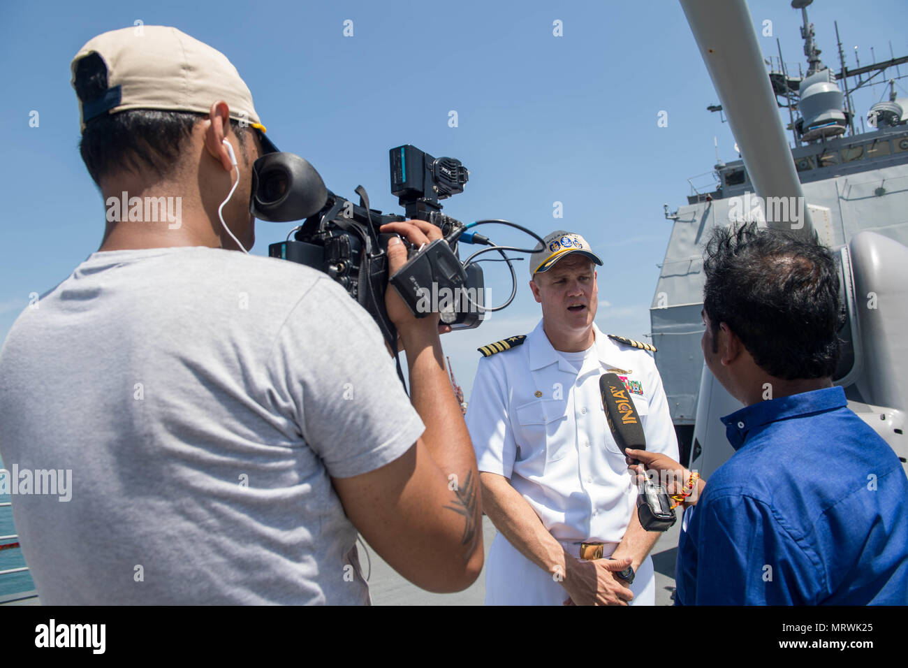 170710-N-VR 594-0098 Chennai, Indien (10 Juli 2017) Kapitän Christopher Alexander, von Key West, Fla., kommandierender Offizier der Ticonderoga-Klasse geführte-missile Cruiser USS Princeton (CG59), wird von indischen Medien während Malabar 2017 interviewt. Malabar 2017 ist das Neueste in einer fortlaufenden Reihe von Übungen zwischen der indischen Marine, Japan Maritime Self Defense Force und US-Marine, die sich in Umfang und Komplexität im Laufe der Jahre zugenommen hat die Vielfalt der gemeinsamen Bedrohungen der Sicherheit im Seeverkehr Indo-Asia-Pazifik-Region. (U.S. Marine Foto von Mass Communication Specialist 3. Klasse Kelsey J. Stockfoto