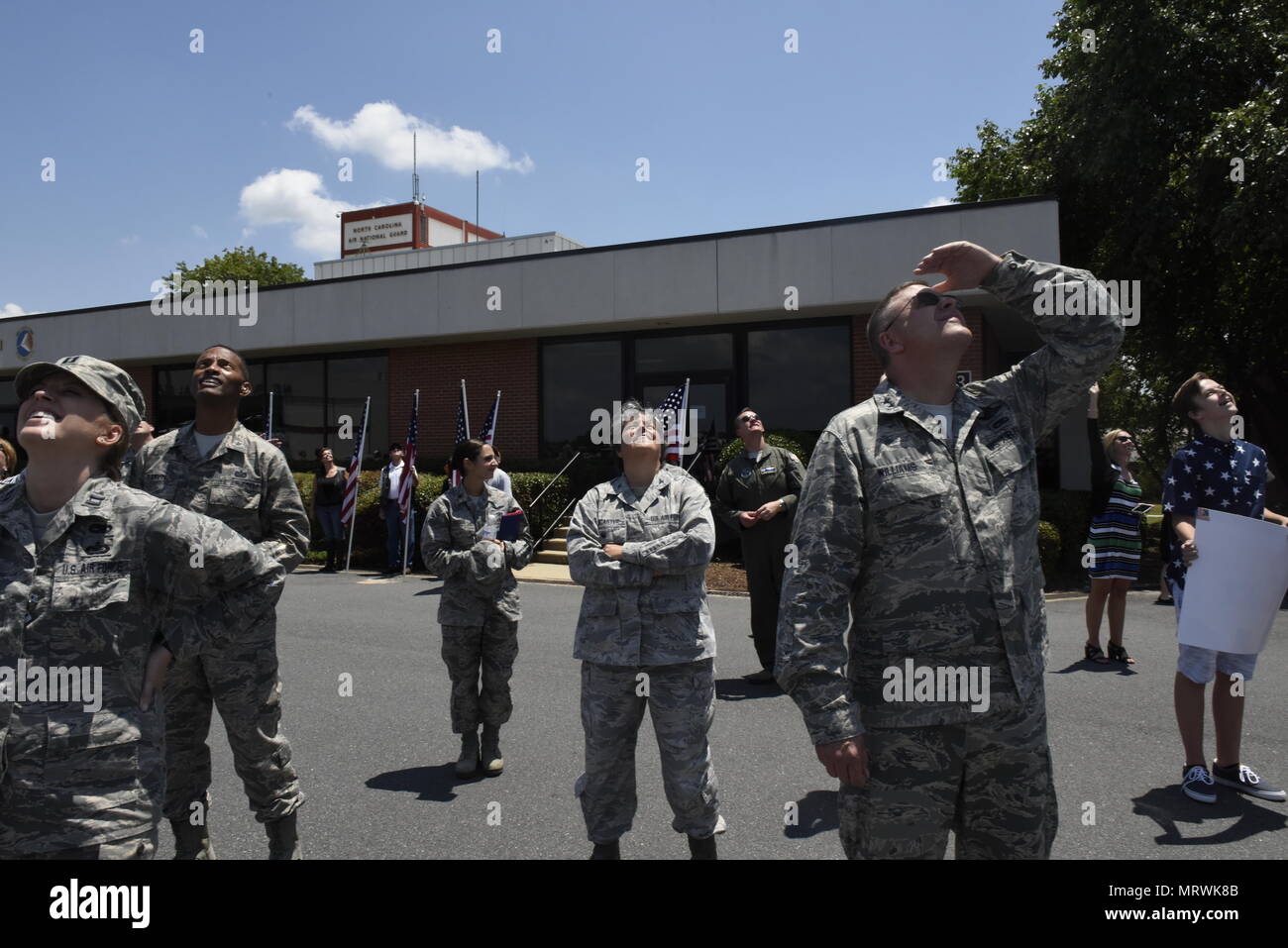 U.S. Air Force Generalmajor Roger E. Williams Jr. (rechts) die Assistentin der Kommandant, 18. Air Force bei Scott Air Force Base und Oberst Barbara G. Doncaster (Mitte), stellvertretender Kommandeur der 145. Airlift Wing, Nachschlagen bei einer c-130 Hercules bereitgestellt North Carolina Air National Guard Flieger nach Hause von der Bereitstellung, während der Flightline von North Carolina Air National Guard Base , Charlotte Douglas International Airport, 5. Juli 2017. Der Anwender zurück aus einer sechsmonatigen Mission im Ausland im Südwesten Asien unterstützen Operation Freedom Sentinel. Stockfoto