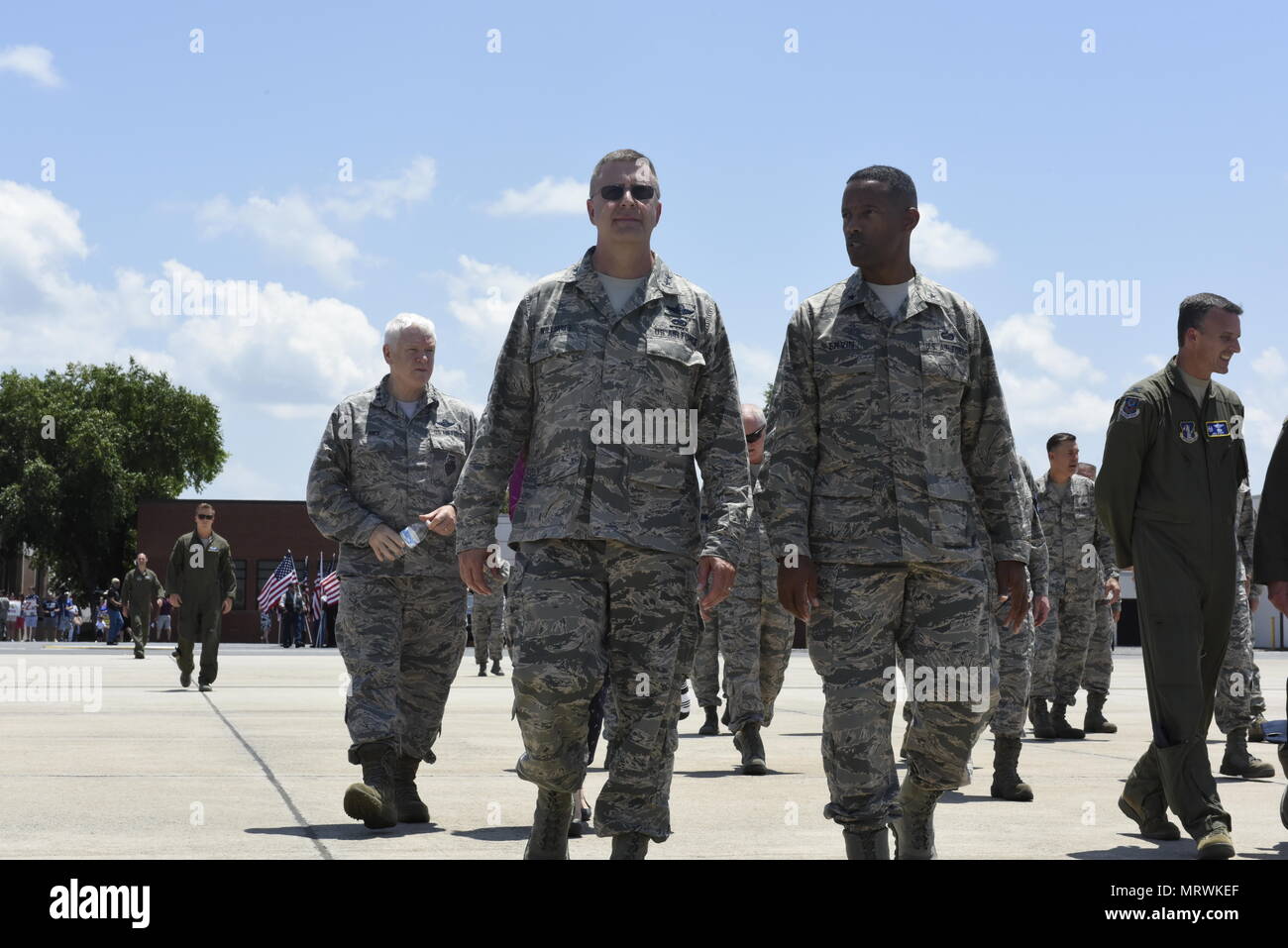 Von links nach rechts US Air Force Generalleutnant Scott Rice spazieren auf der Flightline zu treffen und Händeschütteln mit Flieger nach Bereitstellung der Direktor von der Air National Guard, Generalmajor Roger E. Williams Jr. die Assistentin der Kommandant, 18. Air Force bei Scott Air Force Base und Major General Clarence Ervin Stabschef für North Carolina Air National Guard , an der North Carolina Air National Guard Base, Charlotte Douglas International Airport, 5. Juli 2017. Der Anwender von einer sechsmonatigen Mission im Ausland im Südwesten Asien unterstützen Operation Freedom Sentine zurückgegeben Stockfoto