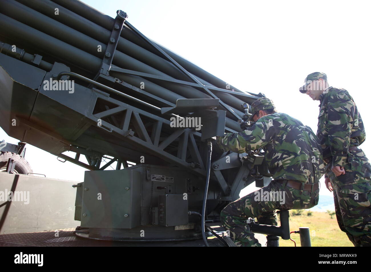 Soldaten, der rumänischen Armee, Ziel der Waffe auf einem Paladin, um für eine Live Fire Übung in Subiu, Rumänien, 10. Juli 2017 zu schießen. Getica Sabre 17 ist eine US-led Feuer Koordinierung und kombinierte Waffen live fire Übung umfasst sechs Verbündete und Partner Nationen mit mehr als 4.000 Soldaten. Getica Sabre 17 läuft gleichzeitig mit Säbel Guardian 17, ein US Army Europe-led, multinationale Übung, erstreckt sich über Bulgarien, Rumänien und Ungarn mit über 25.000 service Mitglieder aus 22 NATO-Mitglieder und der Partnerstaaten. (Rumänische Armee Foto von nicusor Comanescu) Stockfoto