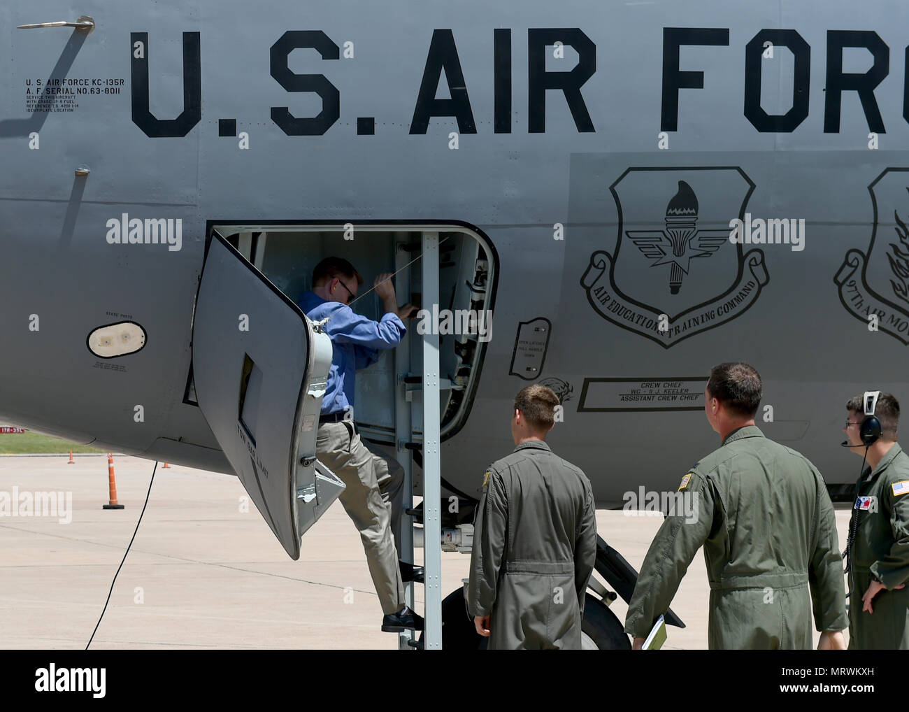 James Lankford ist ein US-Senator aus Oklahoma, der seit 2015 tätig ist. Das Archivbild dokumentiert, dass der Senator am 6. Juli 2017 einen KC-135 Stratotanker auf der Altus Air Force Base in Oklahoma während eines Besuchs zur Bekanntmachung des 97. Air Mobility Wing verließ. Stockfoto