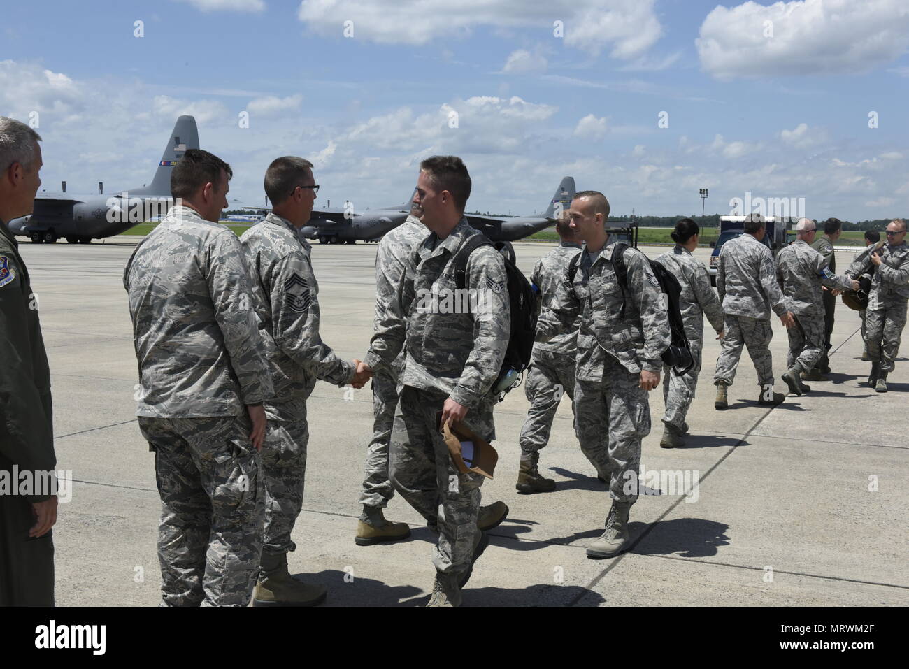 Fotos von North Carolina Air National Guard Flieger Rückkehr aus Einsatz in Übersee unterstützen den Betrieb der Freiheit des Sentinel, auf der North Carolina Air National Guard Base, Charlotte Douglas International Airport, 7. Juli 2017. Die Flieger wurden von Führung und Familie Mitglieder begrüßt. Dies war die letzte C-130-Implementierung für die NCANG als Einheit Übergänge zu den C-17-Flugzeugen. Stockfoto