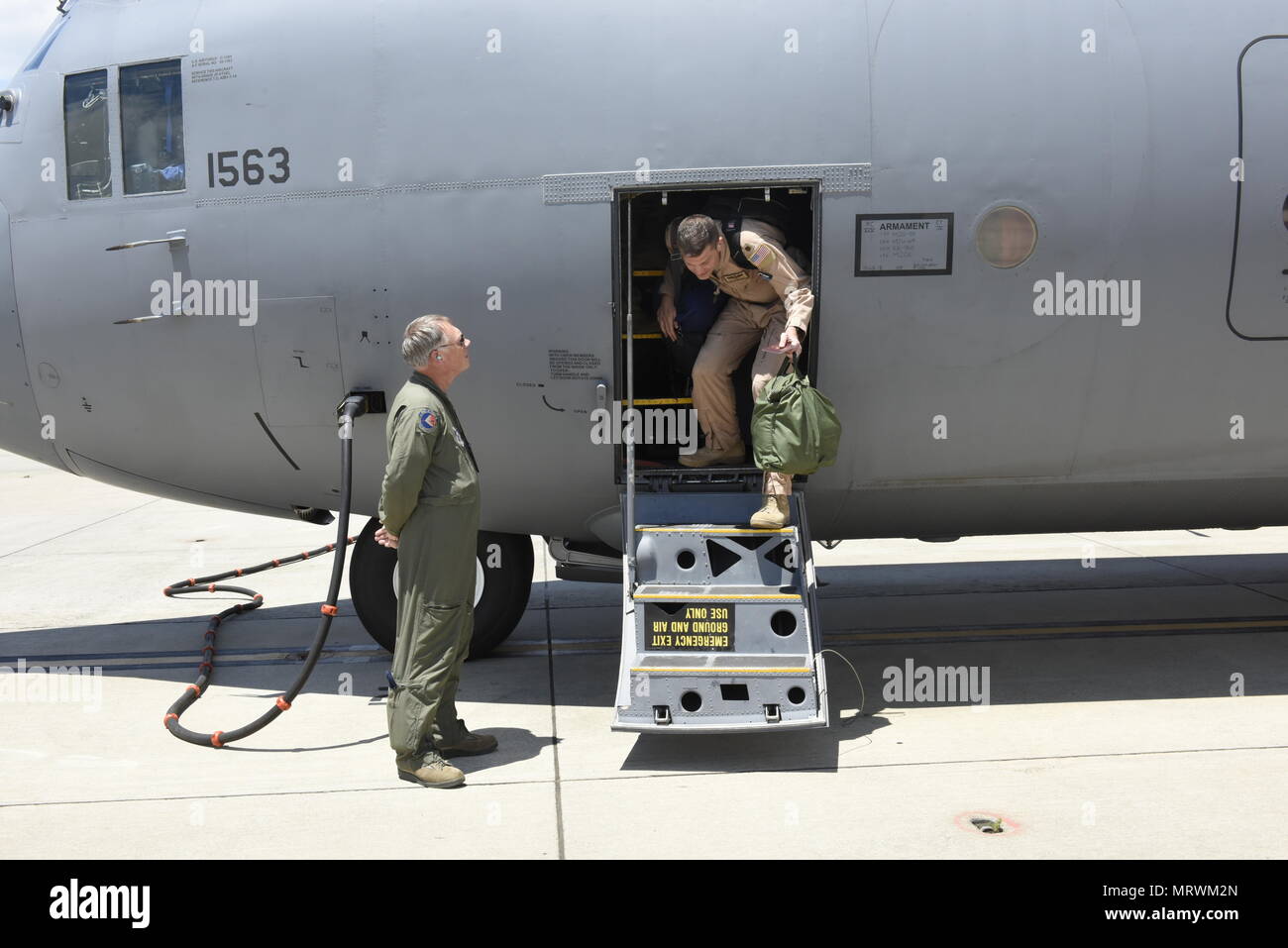 Fotos von North Carolina Air National Guard Flieger Rückkehr aus Einsatz in Übersee unterstützen den Betrieb der Freiheit des Sentinel, auf der North Carolina Air National Guard Base, Charlotte Douglas International Airport, 7. Juli 2017. Die Flieger wurden von Führung und Familie Mitglieder begrüßt. Dies war die letzte C-130-Implementierung für die NCANG als Einheit Übergänge zu den C-17-Flugzeugen. Stockfoto