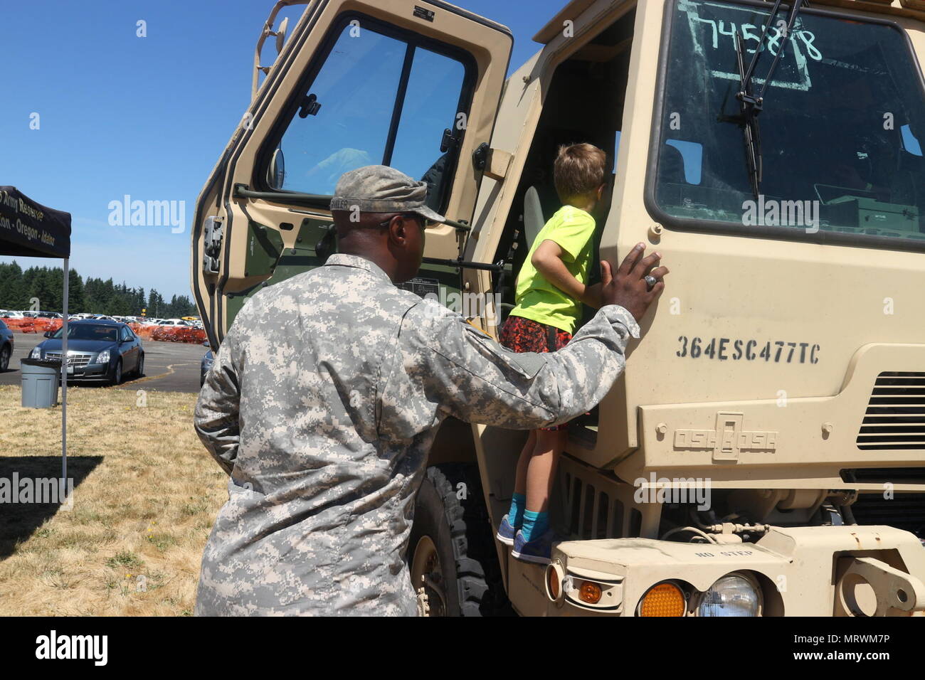 364 ESC Soldaten unterstützt die Arlington Fly-In 7-8 Juli, 2017. Stockfoto
