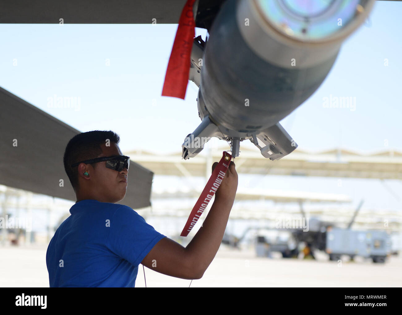 Airman 1st Class Julian Domingo, 309Th Aircraft Maintenance Unit Load Besatzungsmitglied, Tags eine GBU-12 Paveway II während der vierteljährlichen Last crew Wettbewerb bei Luke Air Force Base, Ariz., 7. Juli 2017. Das Ziel des Wettbewerbs war es, zwei GBU-12 s in unter 30 Minuten zu laden. (U.S. Air Force Foto von älteren Flieger James Hensley) Stockfoto