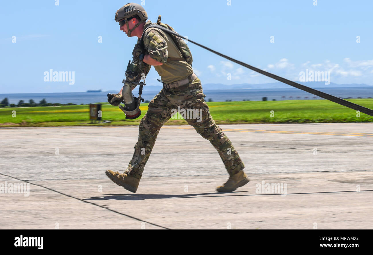 Ein US-Luftwaffe Flieger aus dem 18 Logistik Bereitschaft Squadron schleppt sich eine Kraftstoffleitung während einer vorderen Bereich tanken Punkt gemeinsame Ausbildung übung auf der Flightline Juni 28, 2017, bei Kadena Air Base, Japan. Logistische Unterstützung für zwei Drittel der Kosten über die Lebensdauer eines Flugzeugs. Die F-35 ist eine bisher unerreichte Zuverlässigkeit und Wartbarkeit, mit einem reaktionsschnellen Support und Training System mit der neuesten Informationstechnologie verbunden. (U.S. Air Force Foto von älteren Flieger Nick Emerick) Stockfoto