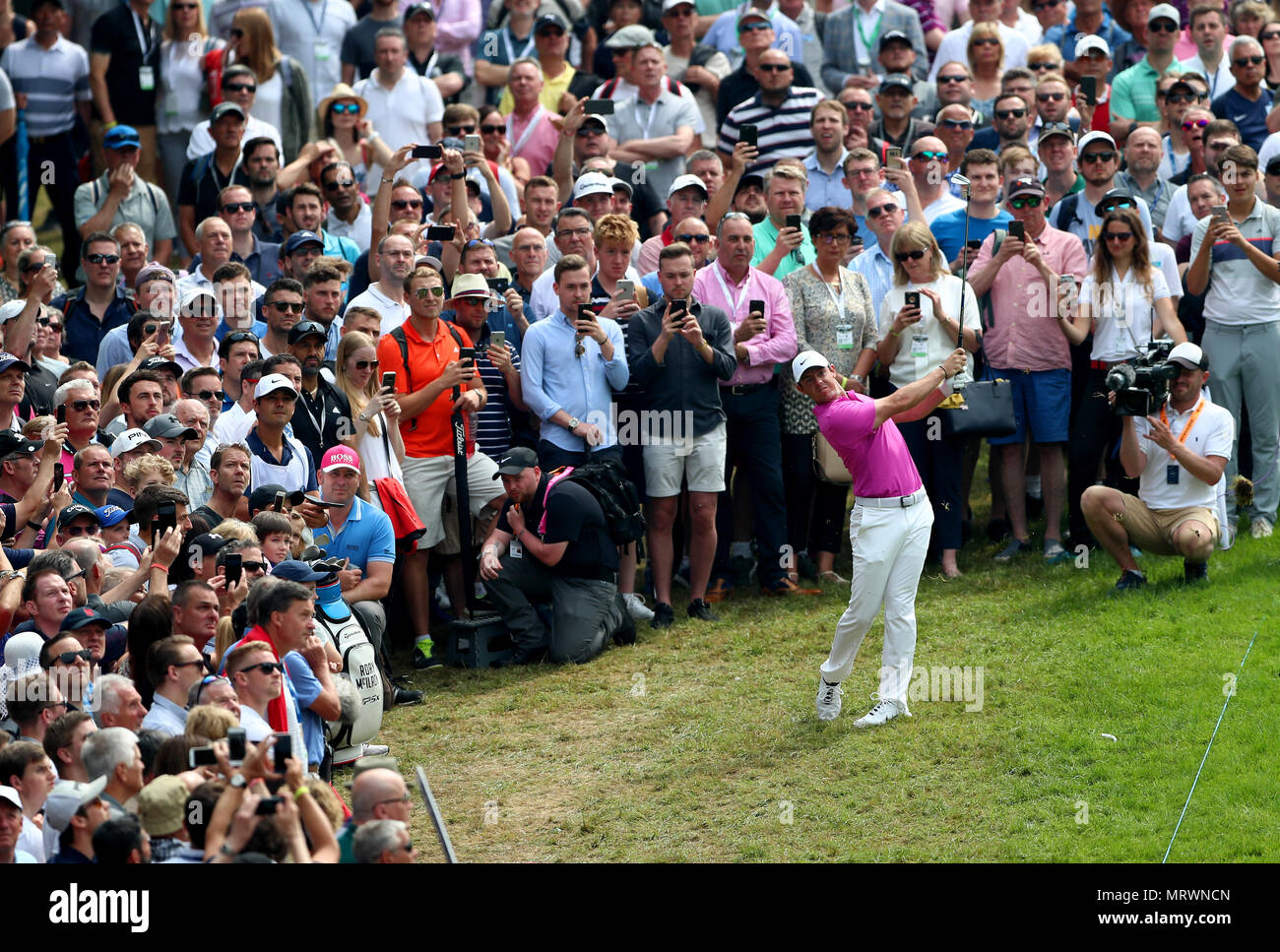 Von Nordirland Rory McIlroy schlägt es aus der Menge am ersten Fairway bei Tag vier der BMW PGA Championship 2018 bei Wentworth Golf Club, Surrey. Stockfoto