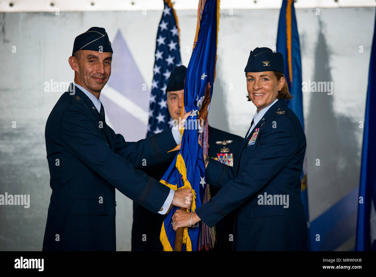 Generalmajor Scott J. Zobrist, Links, 9 Air Force Commander, Hände die 23 D-Flügel guideon zu oberst Jennifer Kurz, 23d Wing Commander, die während eines Befehls Zeremonie, 10. Juli 2017, bei Moody Air Force Base, Ga. Kurze ist Senior Pilot mit mehr als 1.800 Flugstunden A-10 und Trainer Flugzeuge, und bevor er ein Pilot, sie diente als C-130E Hercules Navigator bei Moody. (U.S. Air Force Foto: Staff Sgt. Ryan Callaghan) Stockfoto