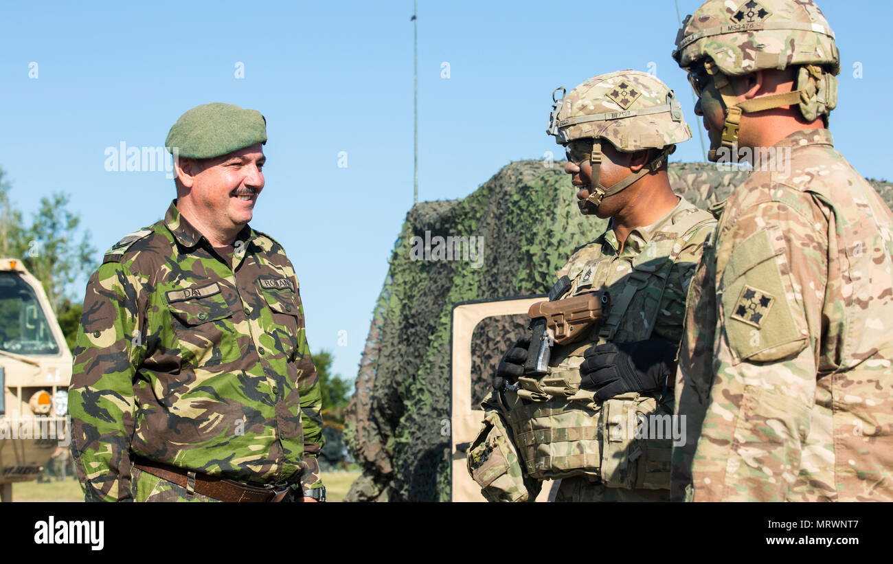 Us-Armee Soldaten des 1.BATAILLON, 66th Panzer Regiment, 3. gepanzerte Brigade Combat Team, 4 Infanterie Division, Gespräch mit Soldaten der rumänischen Armee während der getica Sabre 17. Am 10. Juli 2017 in Cincu, Rumänien. Getica Sabre 17 ist eine von den USA geführte Fire Support Koordination und kombinierte Waffen live fire Übung umfasst sechs Verbündete und Partner Nationen mit mehr als 4.000 Soldaten. Getica Sabre 17 läuft gleichzeitig mit Säbel Guardian 17, ein US Army Europe-led, multinationale Übung, erstreckt sich über Bulgarien, Rumänien und Ungarn mit über 25.000 service Mitglieder von 22 Alliierten und Pa Stockfoto