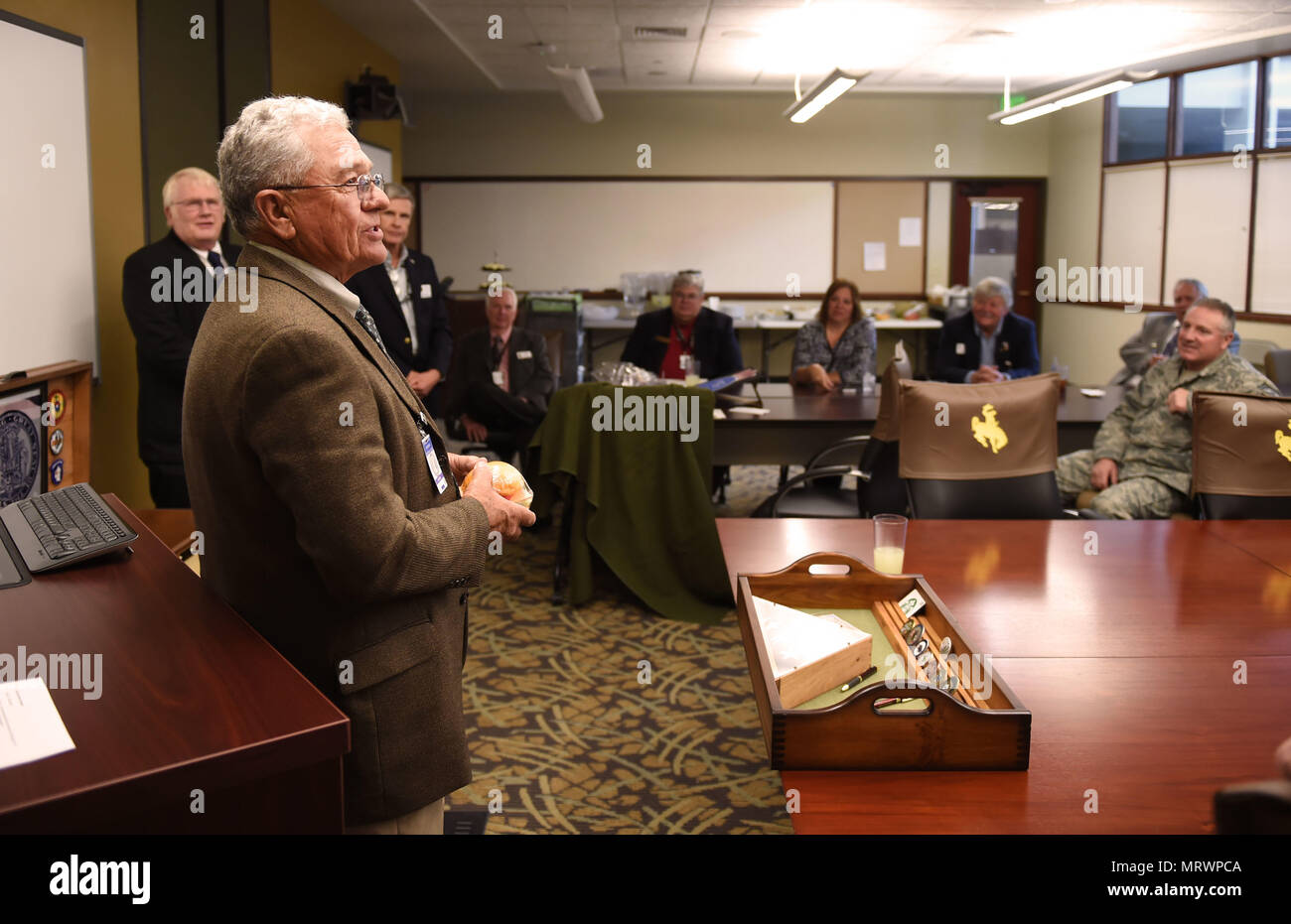 Lee Alley, Vorsitzender der Wyoming Veterans Commission, ist ein staatlich ernannter Beamter, der die Programme und die Fürsprache von Veteranen in Wyoming überwacht. Die Ruhestandszeremonie fand im Joint Forces Readiness Center in Cheyenne statt, einer Einrichtung der Wyoming Army National Guard. Das Archivbild dokumentiert Bemerkungen, die während der Veranstaltung abgegeben wurden und die Dienste für Veteranenangelegenheiten im Rahmen des Staates anerkennen. Stockfoto