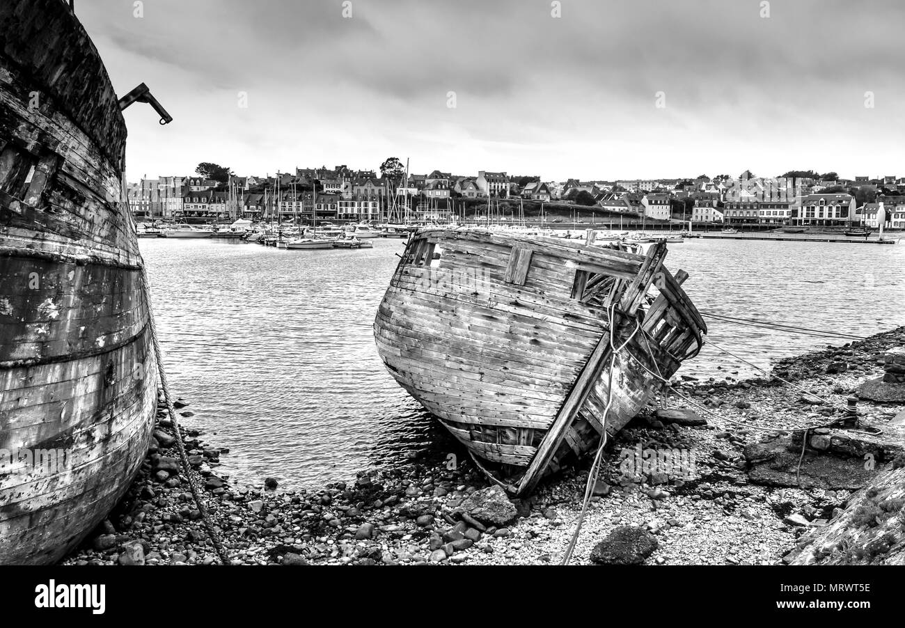 Ausgefranst und bröckelnden Holz Fischerboote am Schiff Friedhof in Camaret-sur-Mer in der Bretagne, Frankreich. Stockfoto