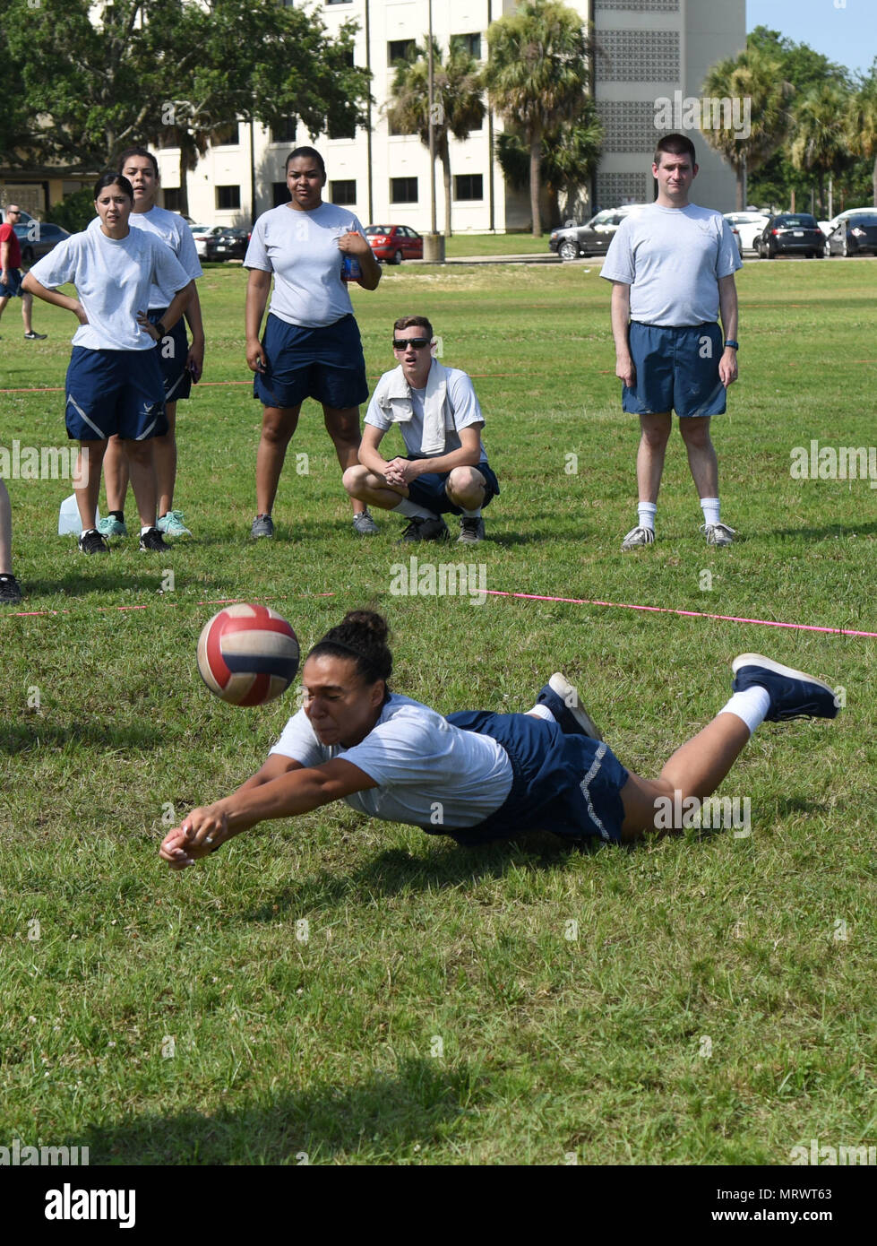 Airman 1st Class Aneesa Smith, 81. Medizinische Maßnahmen Squadron psychische Gesundheit Techniker, Tauchgänge, die Kugel bei einem Volleyball Wettbewerb bei Feld Tag Juni 15, 2017, auf Keesler Air Force Base, Fräulein Feld Tag zu schlagen die letzte Veranstaltung war von Wingman Woche, die auf die physische Säule der umfassenden Airman Fitness, Ausfallsicherheit und Teambuilding Initiativen auf der Basis konzentriert. (U.S. Air Force Foto von Kemberly Groue) Stockfoto