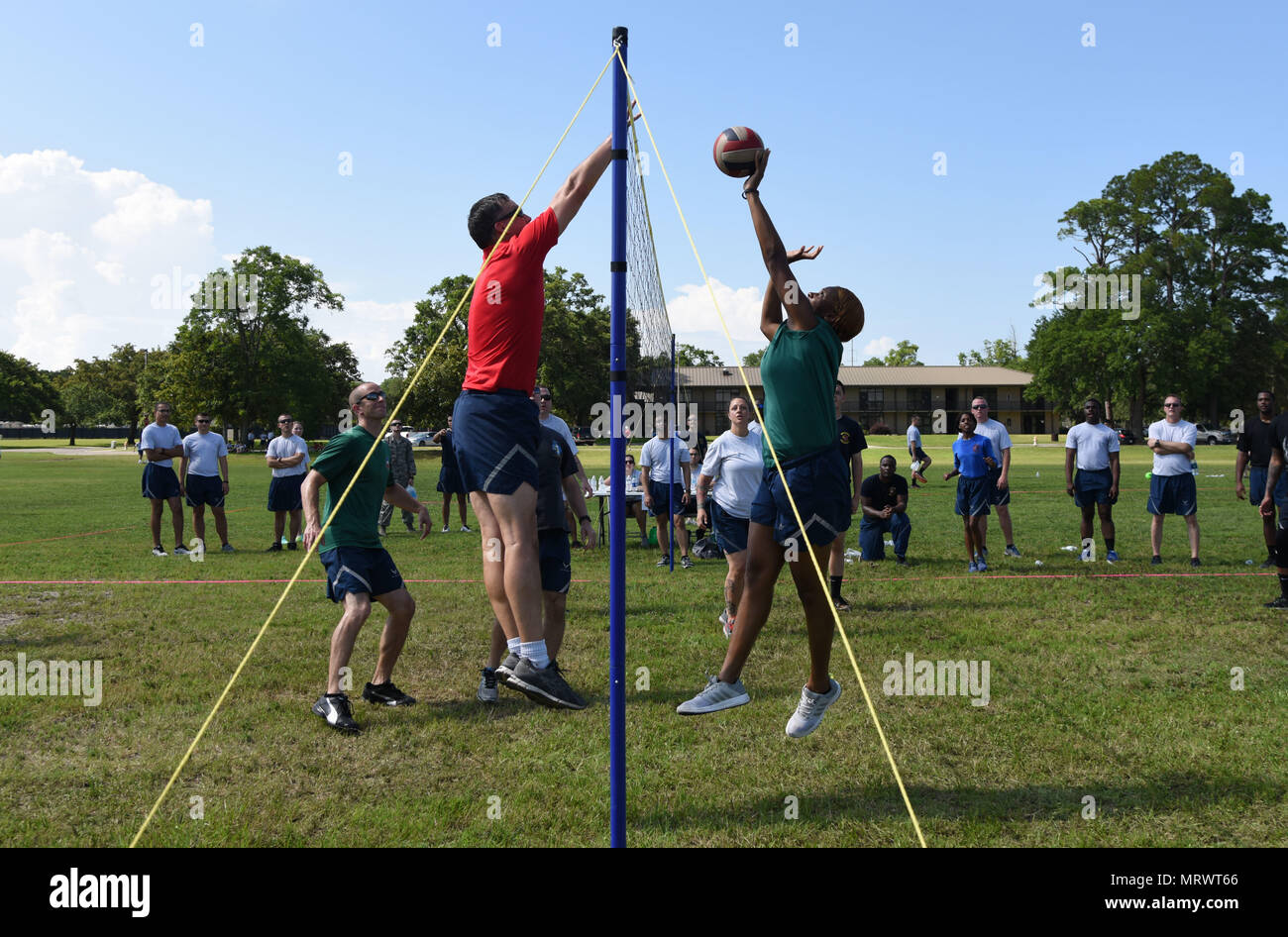 Airman 1st Class Aneesa Smith, 81. Medizinische Maßnahmen Squadron psychische Gesundheit Techniker, Tauchgänge, die Kugel bei einem Volleyball Wettbewerb bei Feld Tag Juni 15, 2017, auf Keesler Air Force Base, Fräulein Feld Tag zu schlagen die letzte Veranstaltung war von Wingman Woche, die auf die physische Säule der umfassenden Airman Fitness, Ausfallsicherheit und Teambuilding Initiativen auf der Basis konzentriert. (U.S. Air Force Foto von Kemberly Groue) Stockfoto