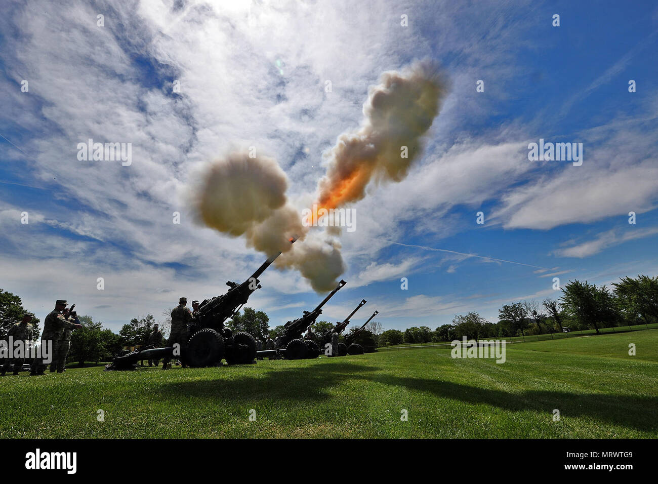 Ein Gruß akku Alpha Akku, 2. Bataillon, 122 Field Artillery Regiment, Oklahoma Army National Guard zugeordnet, Brände 105 mm leer Haubitze Umläufen am 85. Unterstützt den Befehl Hauptsitz in Arlington Heights, Illinois, 9. Juli 2017. Brig. Gen. Frederick R. Maiocco jr., 85. Unterstützt den Befehl kommandierender General, der Befehl Farben Generalmajor Tracy A. Thompson, Stellvertretender Kommandierender General verzichtet für den Support, die US-Armee finden. 85. Der Armee finden Unterstützt den Befehl, mit der ersten Armee zusammengeschlossen, besteht aus 46 Armee-reserve Bataillone, neun Brigade support Elemente, und fast 4.300 verkauft. Stockfoto