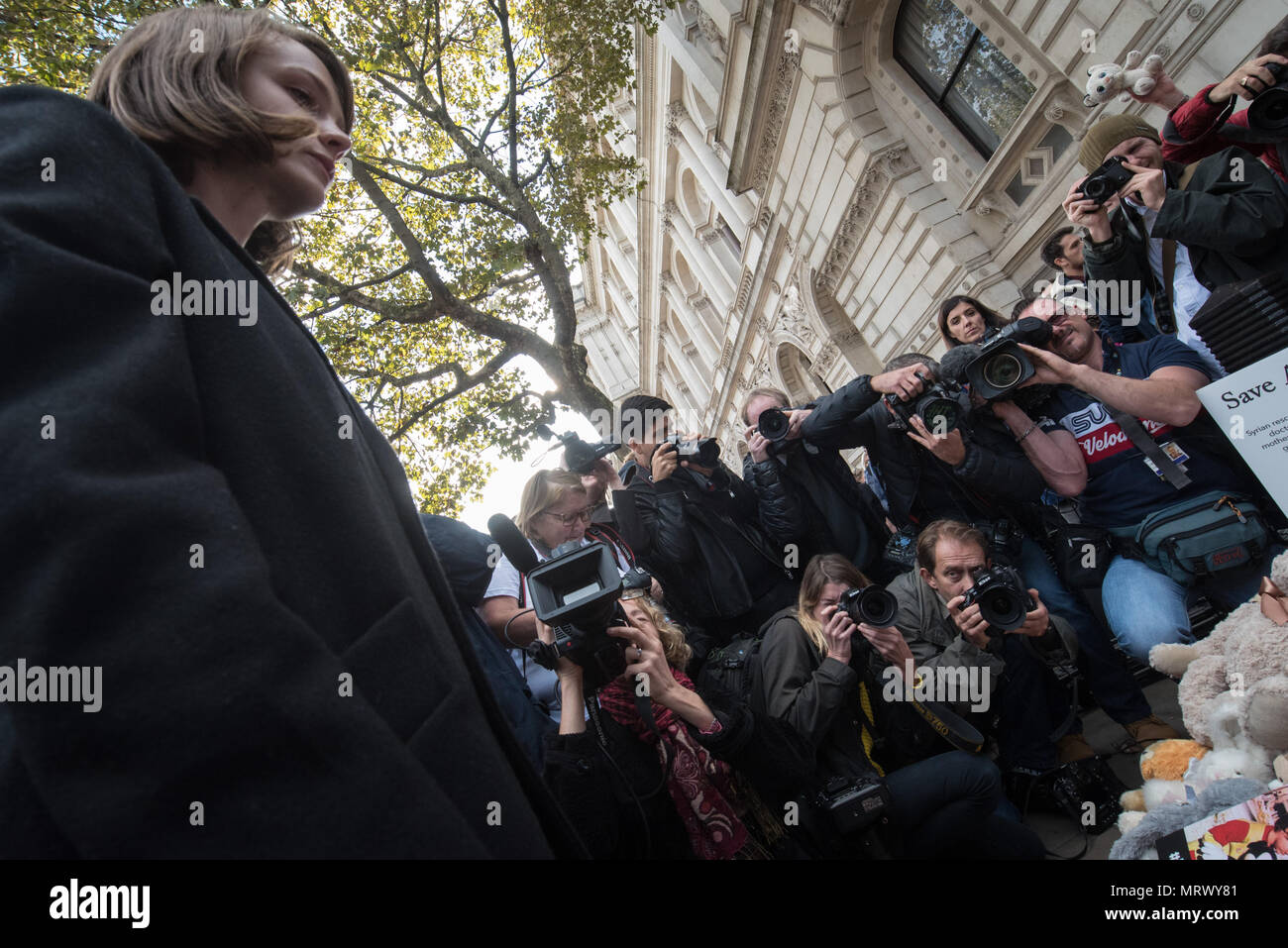 Whitehall, London, UK. 22. Oktober 2016. Bis zu zweihundert Demonstranten Stadium eine Rallye außerhalb der Downing Street die menschlichen Kosten des Syrischen zu markieren. Stockfoto