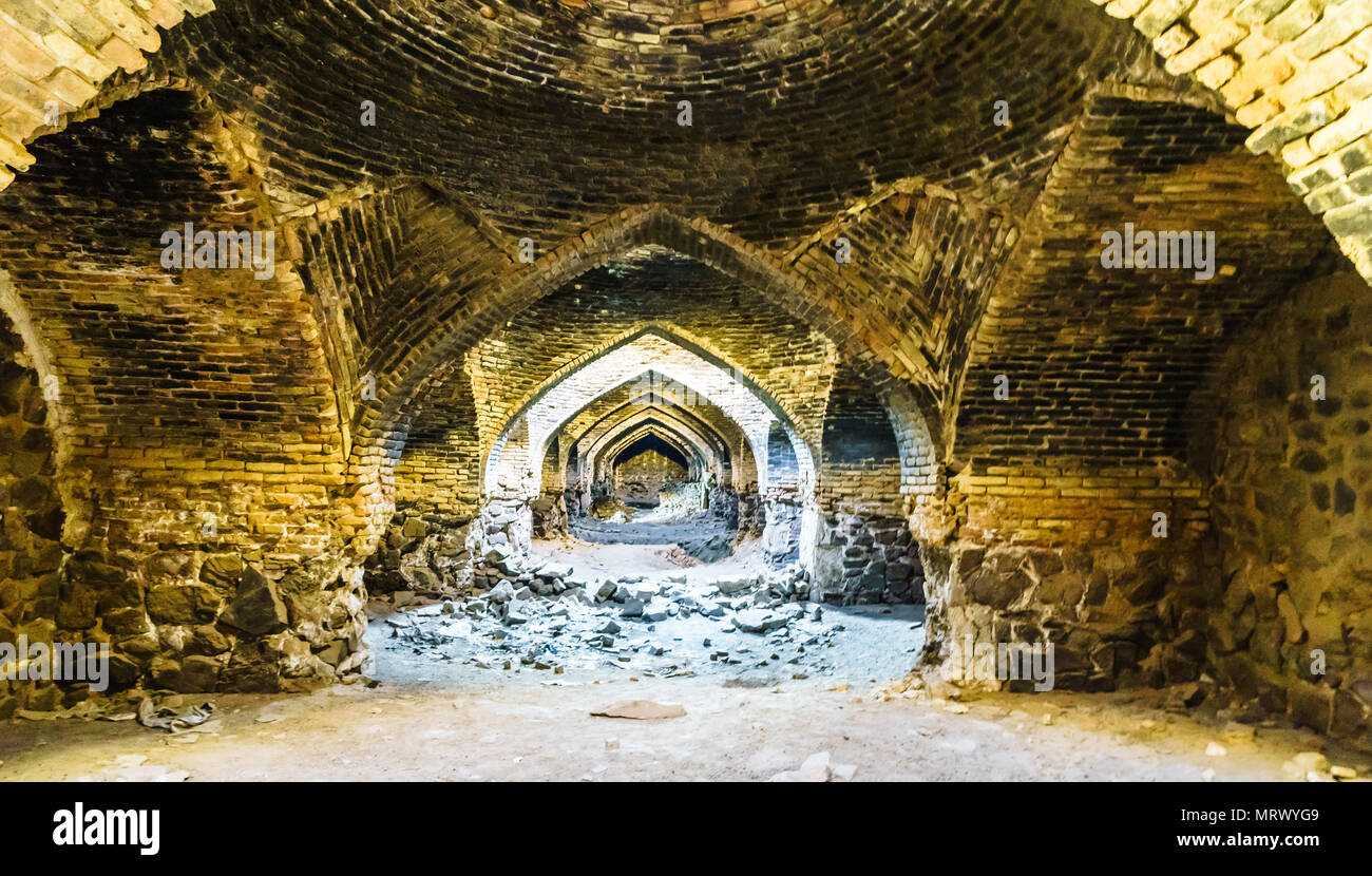 Blick auf die Gewölbe der caravansarai in der Wüste von Varzaneh - Iran Stockfoto