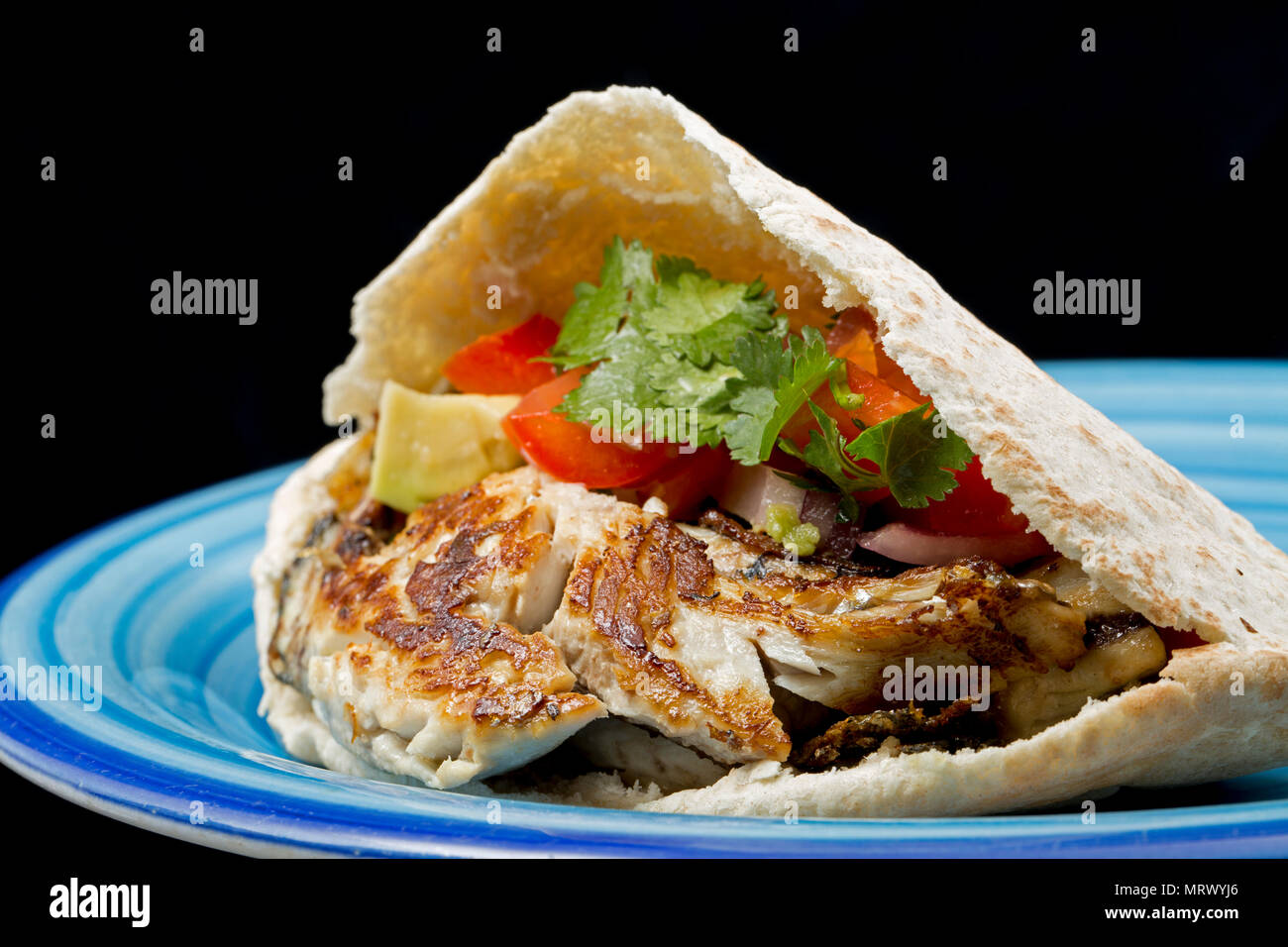 Gebratene Makrelen Filet, Scomber scombrus, das Ufer angeln von Chesil Beach Dorset gefangen wurde. In einem Pitta Brot mit einer Salsa von Tomaten serviert, Avoca Stockfoto