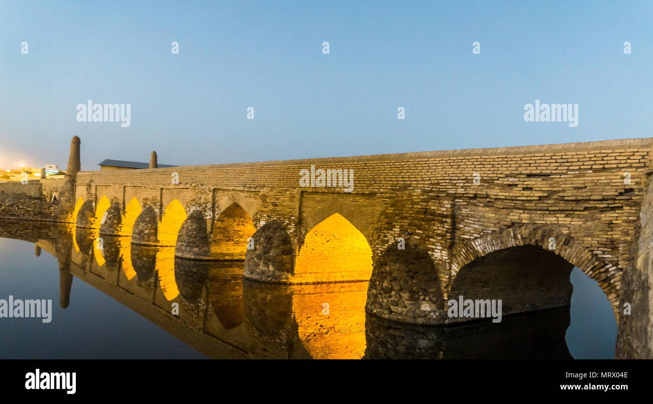 Blick auf die Alte Brücke über den Fluss durch Varzaneh Zayanderud, Provinz Isfahan, Iran Stockfoto