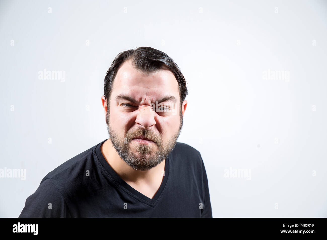 Erwachsener Mann mit finsteres Gesicht ist mit Blick auf die Kamera Stockfoto