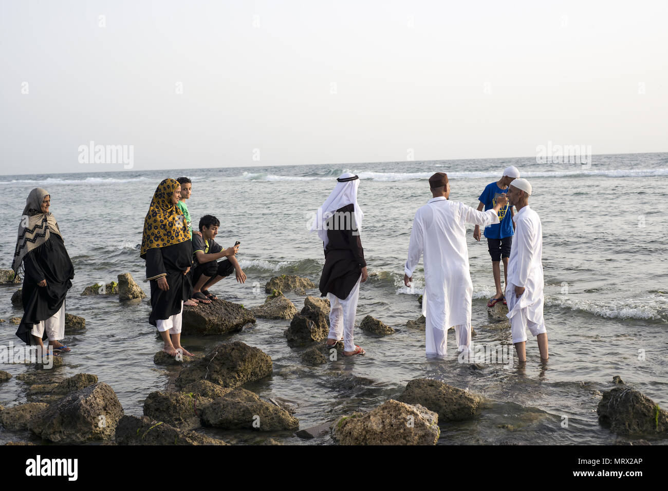 Pilger zu Fuß auf den Felsen im Roten Meer während des Ramadan in Jeddah, Saudi-Arabien Stockfoto