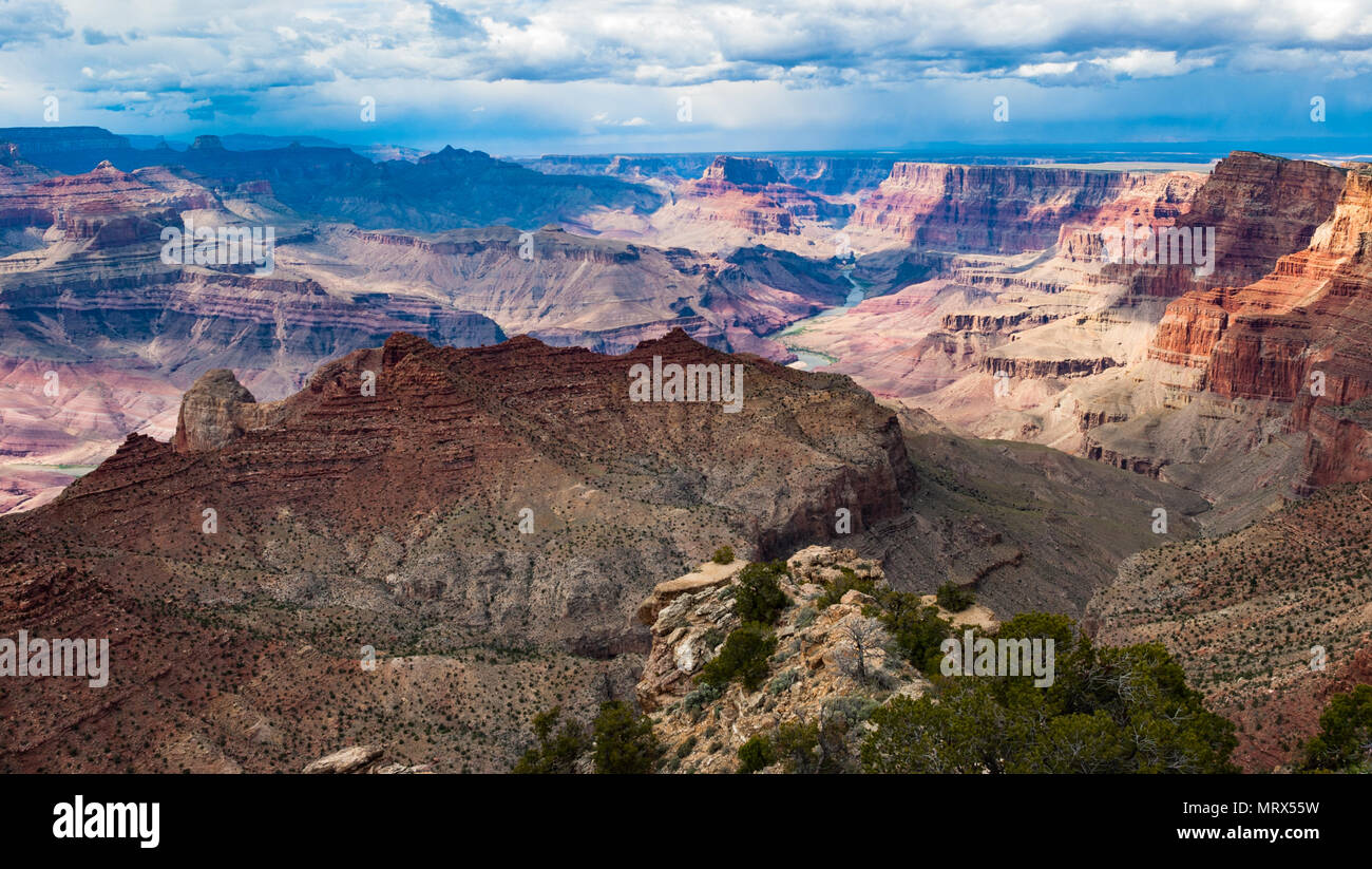 Rote Felsformationen, National Park, Grand Canyon South Rim, stürmischen Tag, Colorado River, Arizona, USA Stockfoto