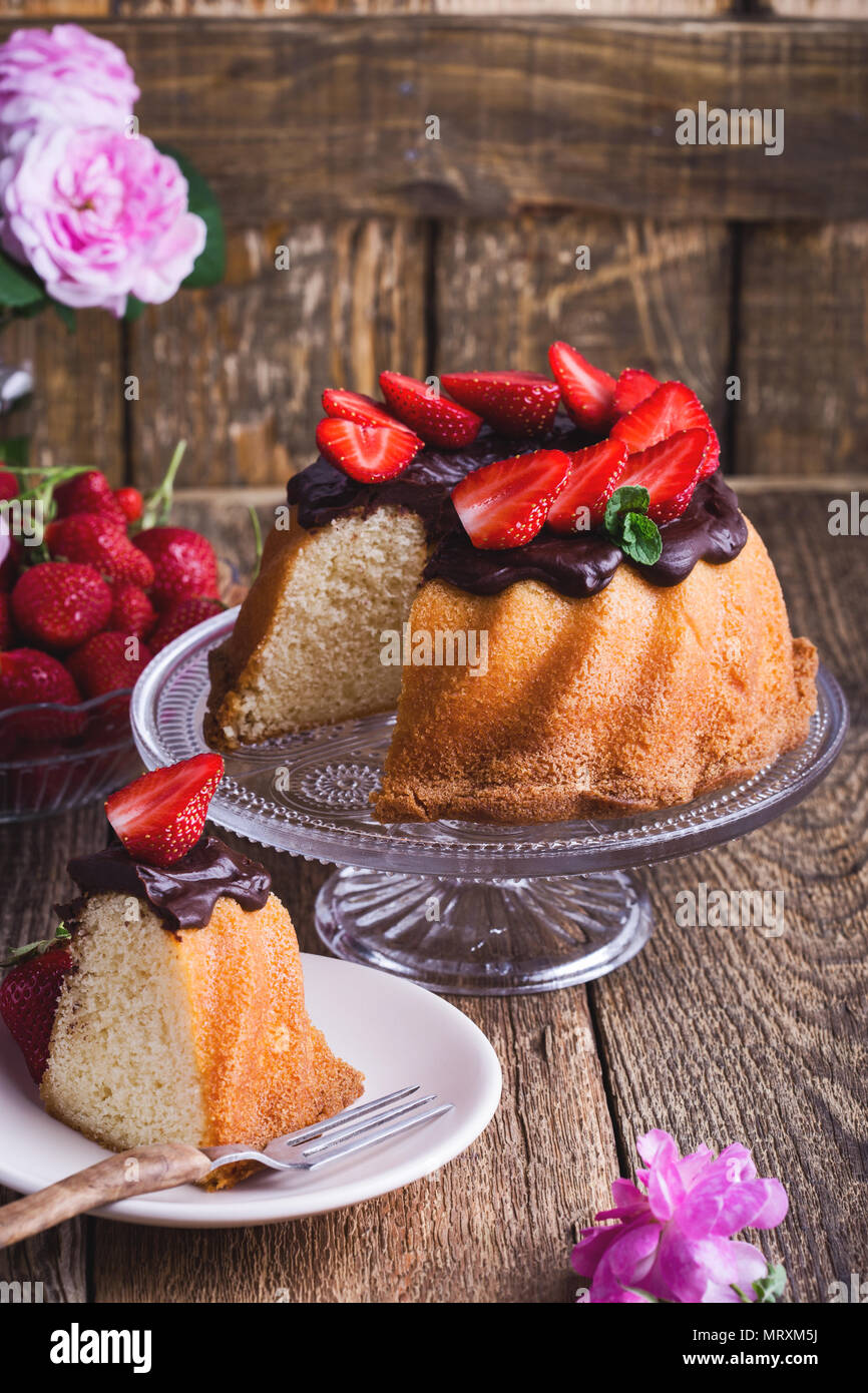 Hausgemachte bundt Cake mit dunkler Schokolade ganache Glasur und ...