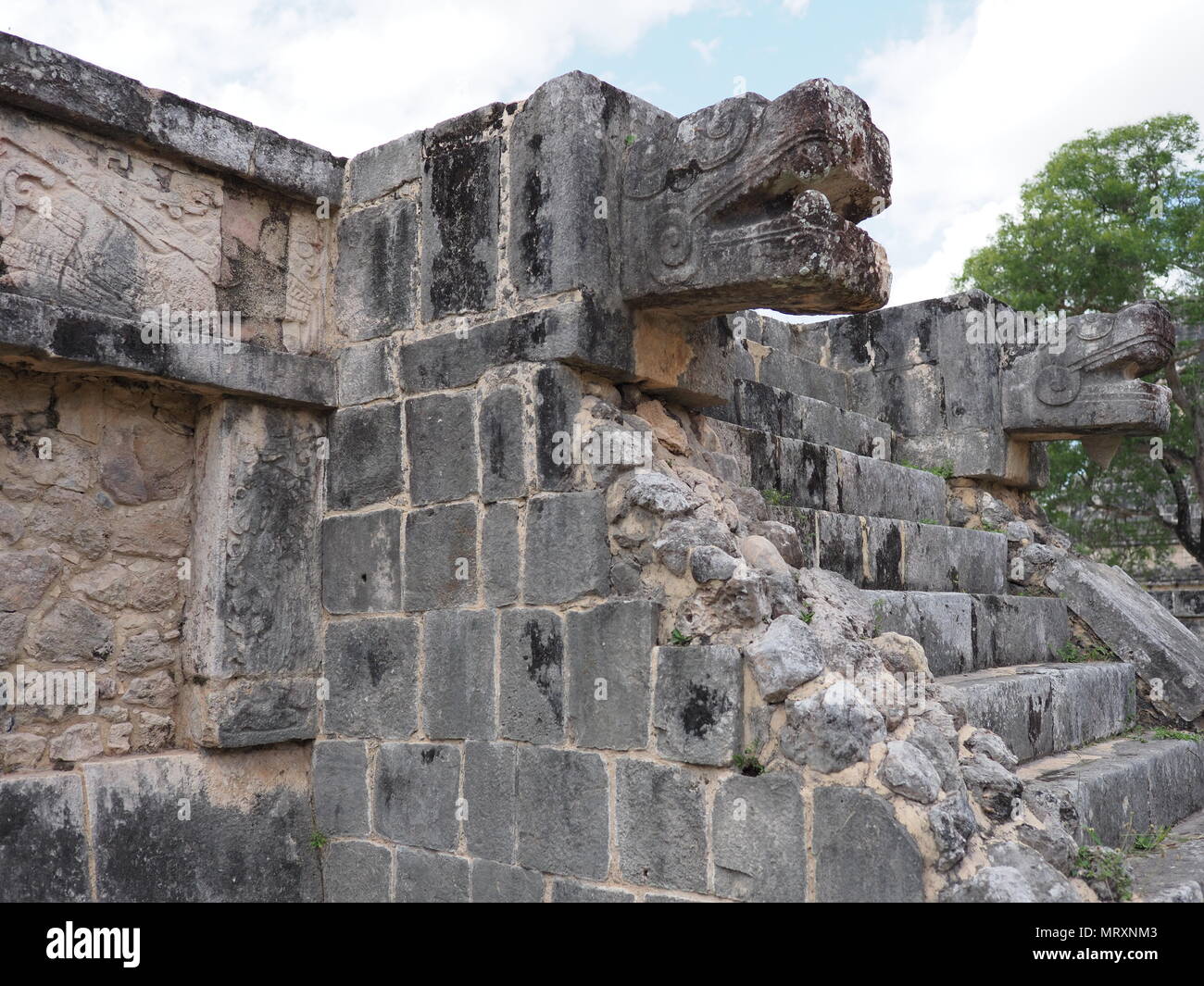 Detail der antiken Ruinen von Adler und Jaguare Gebäude in Chichen Itza in Mexiko Stadt, beeindruckendsten archäologischen Stätten im Land, bewölkter Himmel Stockfoto