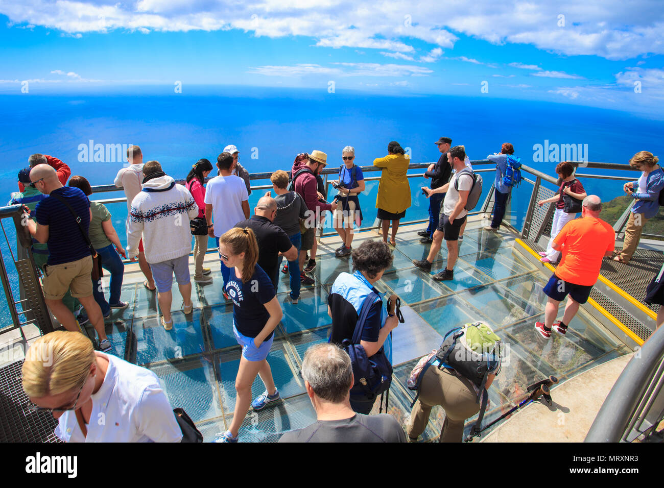 Madeira, Portugal - 23. März 2018: Touristen stehen auf dem Glasboden, der auf das Meer auf der Plattform in Cabo Girao View Point Stockfoto