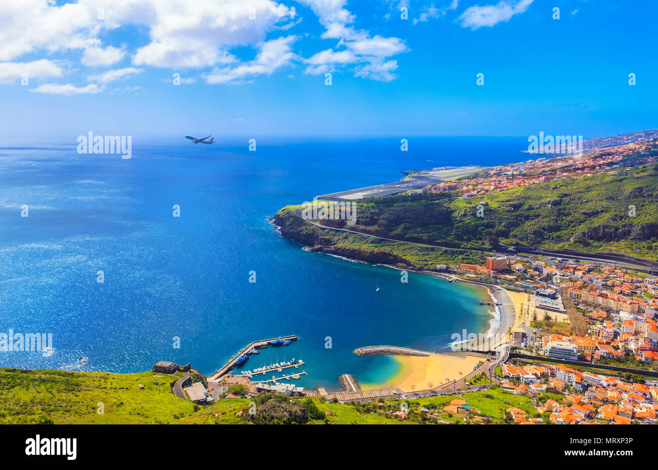 Luftaufnahme der Bucht Rua do Leiria auf Madeira, mit einem Flugzeug, das gegen den Ozean und die Küste der Insel in Portugal abfliegt Stockfoto